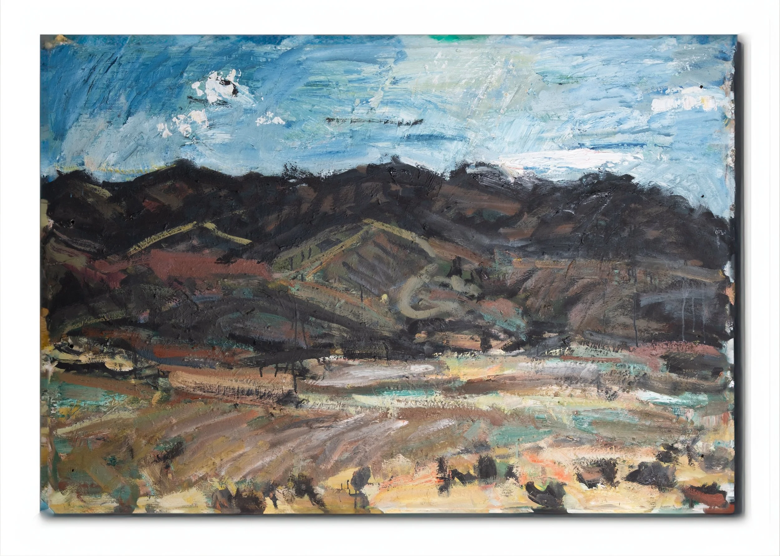 Ein impressionistisches Landschaftsgemälde, das eine Bergkette unter blauem Himmel mit einigen Wolken darstellt, im Vordergrund sind Felder und ein gewundener Pfad oder eine Straße zu sehen.