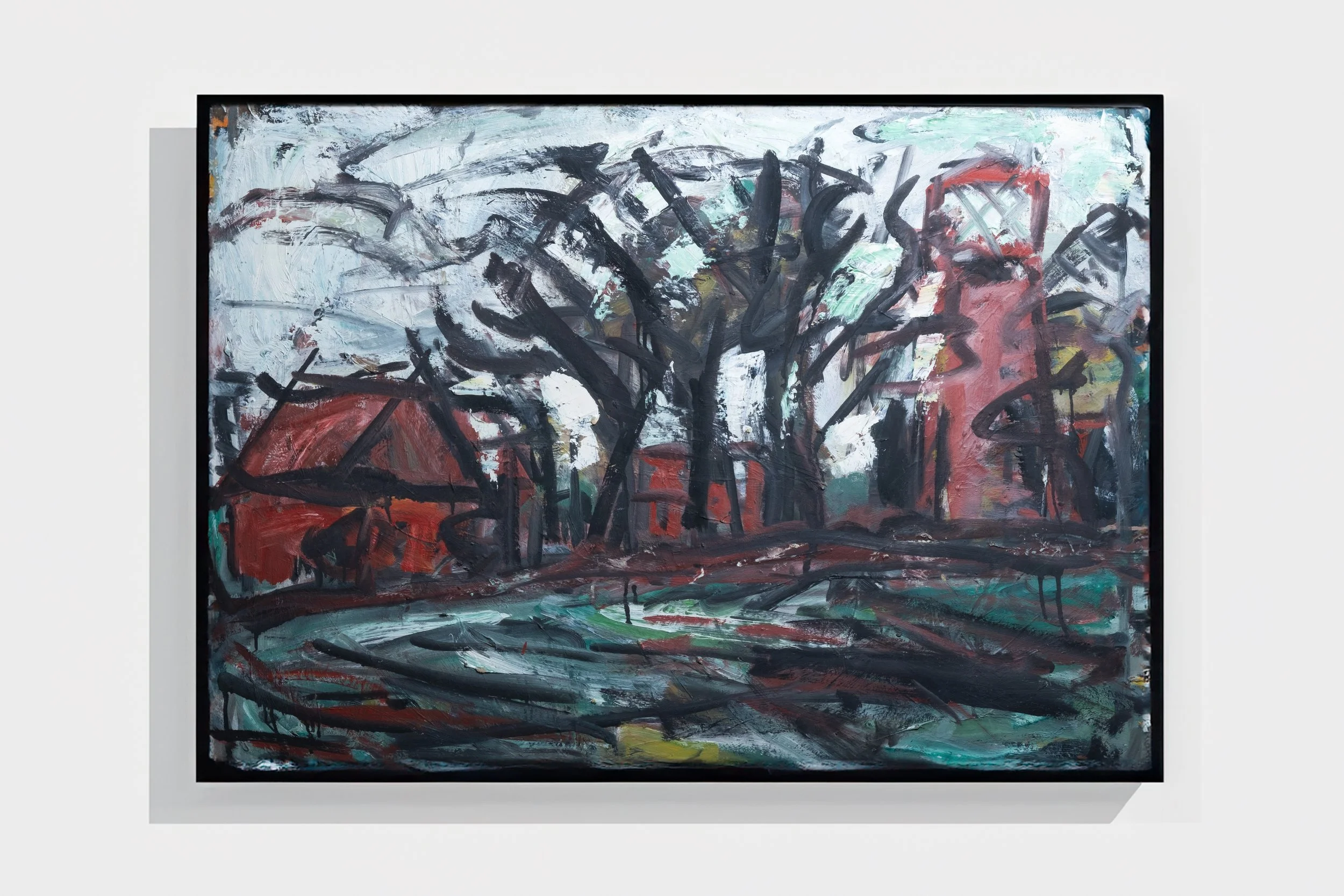 Abstraktes Gemälde von Bäumen und Gebäuden in dunklen Farben, mit einer Mischung aus Rot-, Schwarz-, Weiß- und Grüntönen.