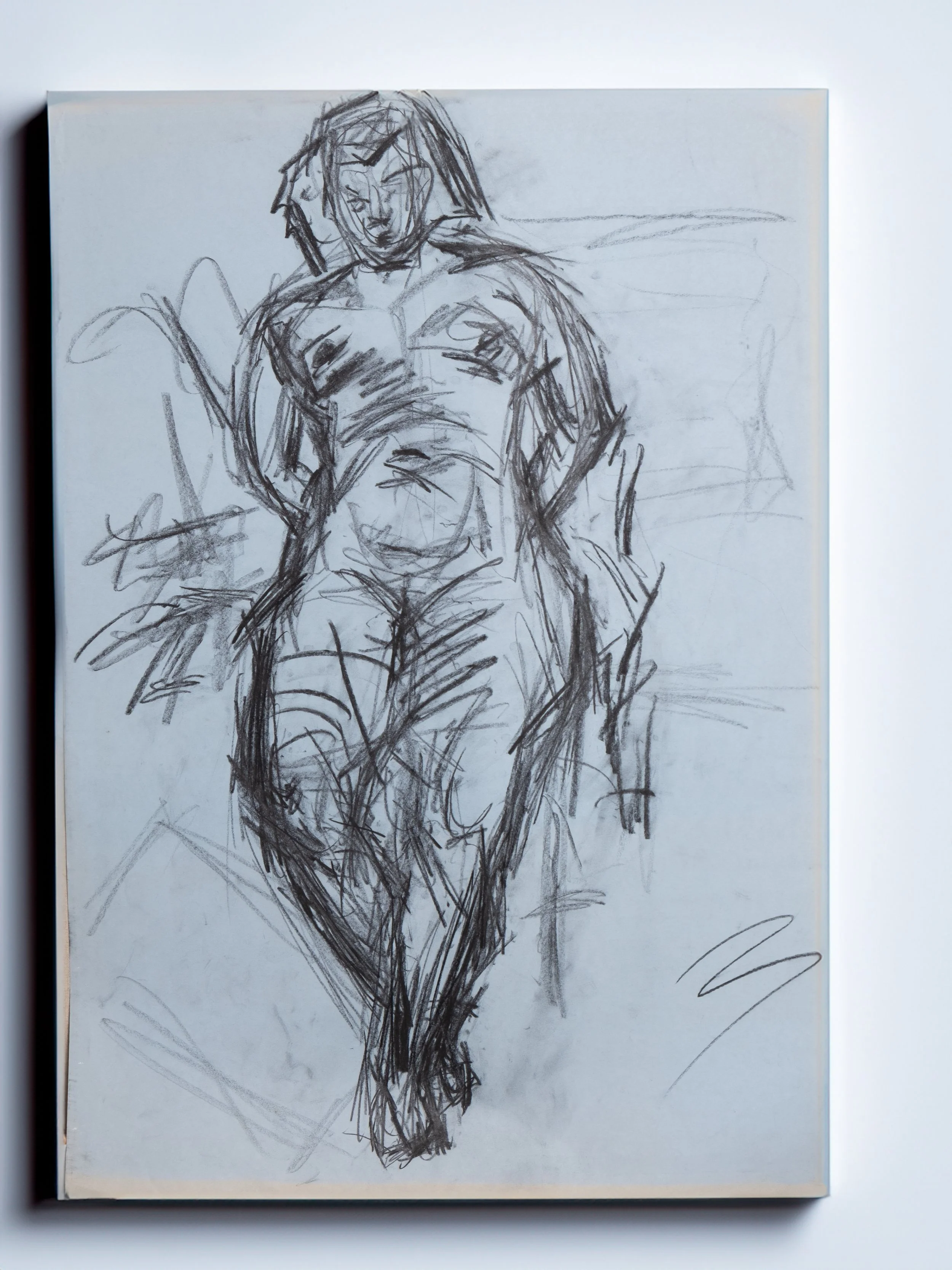 Eine grobe Skizze einer liegenden Frau, mit einem Arm hinter dem Kopf und an den Knöcheln überkreuzten Beinen, gezeichnet mit lockeren, ausdrucksstarken Linien.