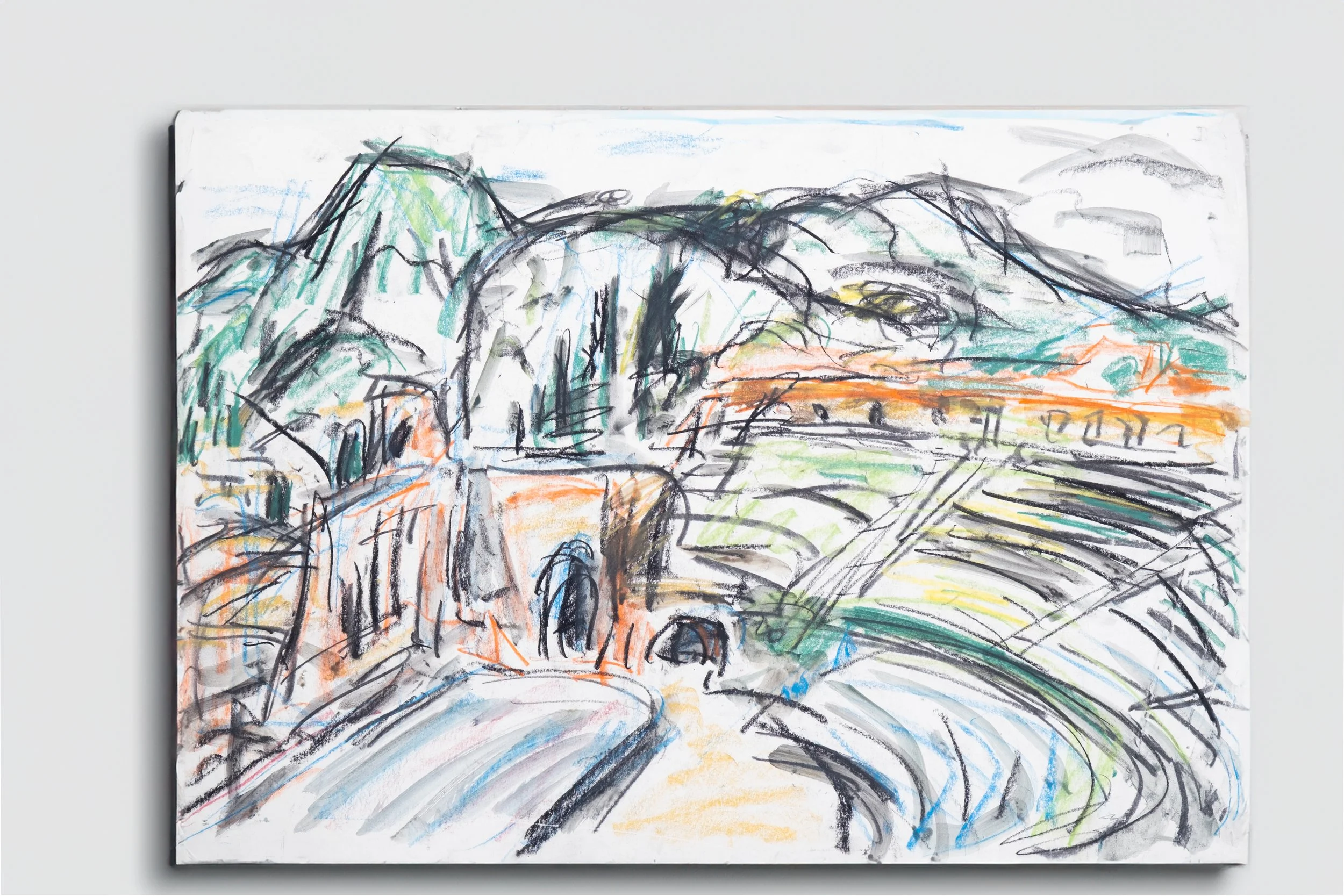 Abstraktes Landschaftsgemälde von Bergen, Bäumen und einem geschwungenen Weg, mit leuchtenden Farben und ausdrucksstarken Pinselstrichen.