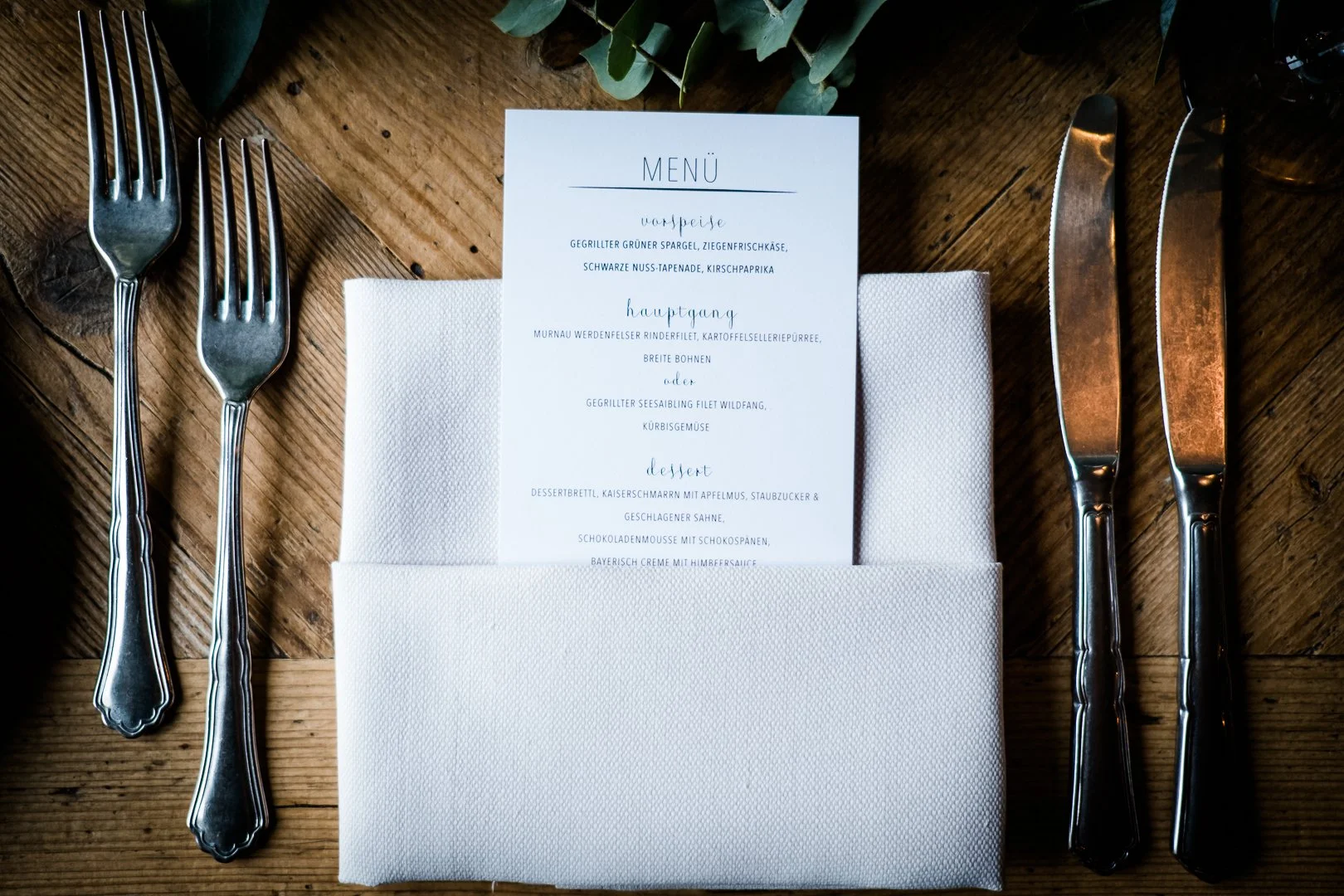 Besteck, serviette, und Menükarte auf Holz Tisch