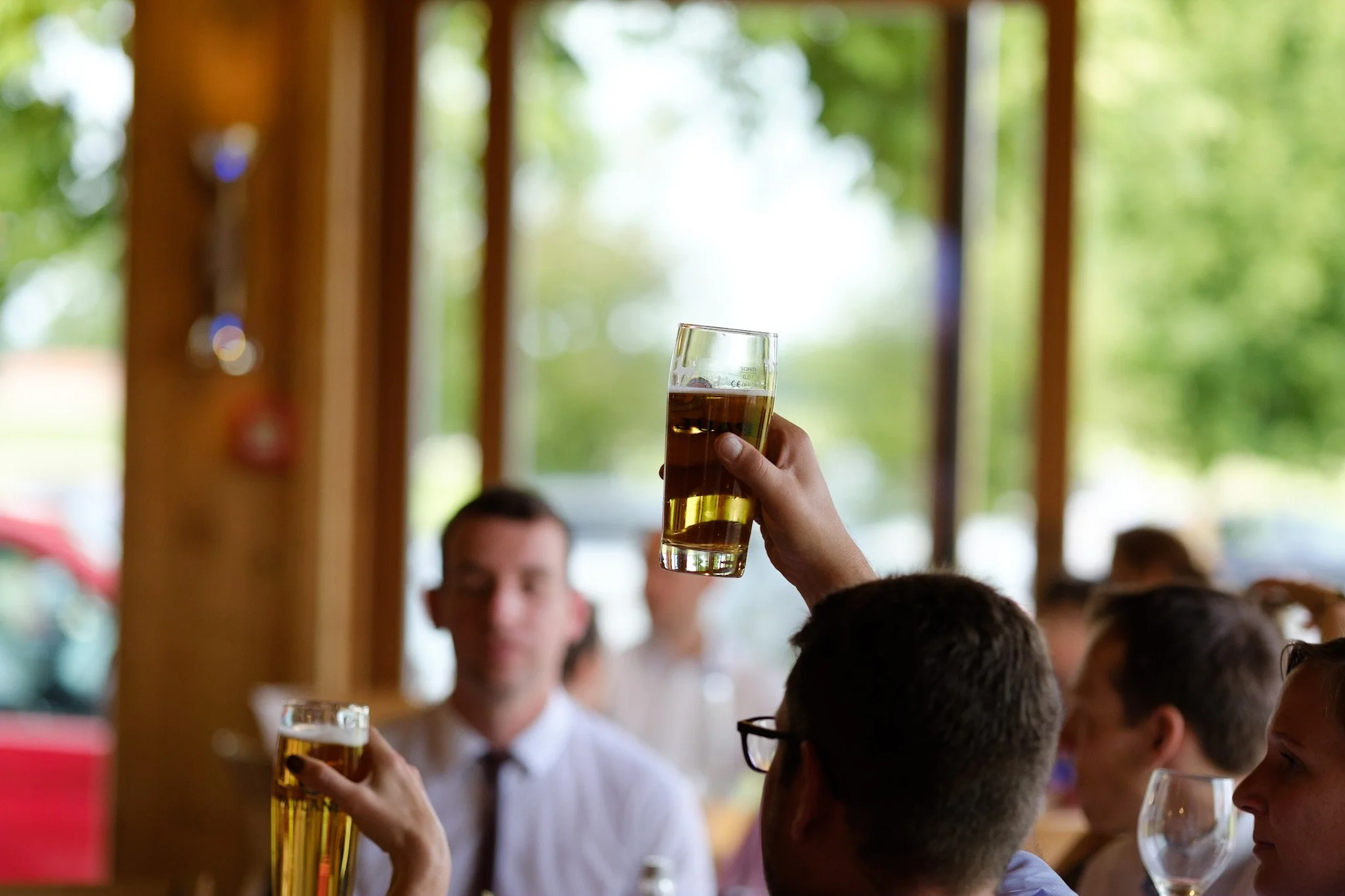 Menschen in einem Restaurant stoßen mit Biergläsern an.