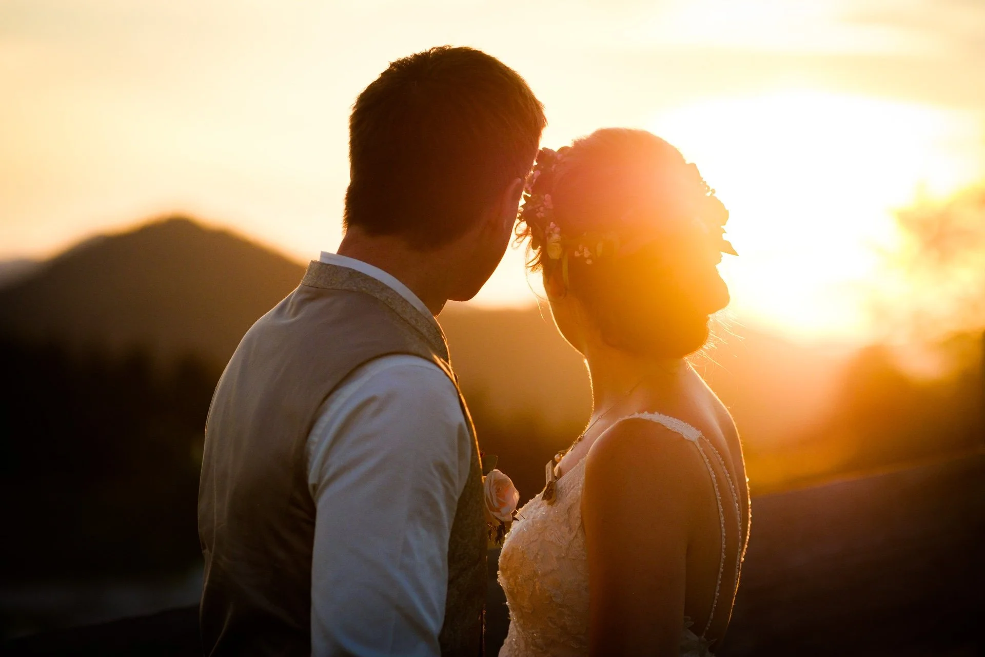 Paar bei Sonnenuntergang, Liebe, Romantik, Heirat, Outdoor, Abendhimmel, Portraits, Natur.