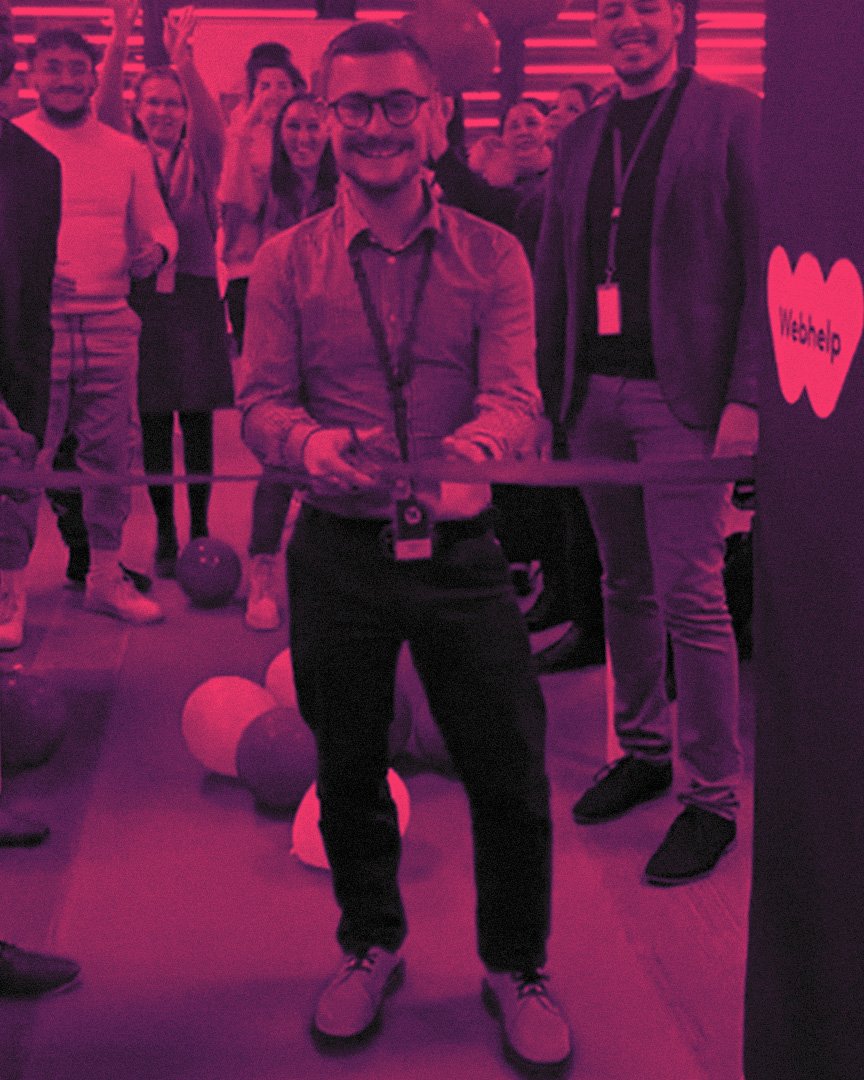 Bertrand Vincent, consultant chez ManagementAndRun, célébrant avec l’équipe de Webhelp à l’occasion de la réouverture de la branche en France.