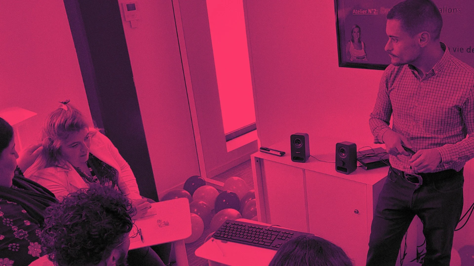 Bertrand Vincent, consultant chez ManagementAndRun, donnant une présentation pour une équipe dans un environnement de travail avec des ballons pour animer l'esprit.