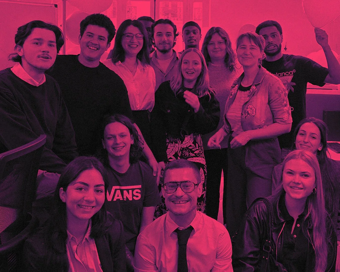 Bertrand Vincent, président de ManagementAndRun, célébrant avec l’équipe de Panorabanques à l’occasion de la réouverture et de la mise en place d’une nouvelle organisation de travail.