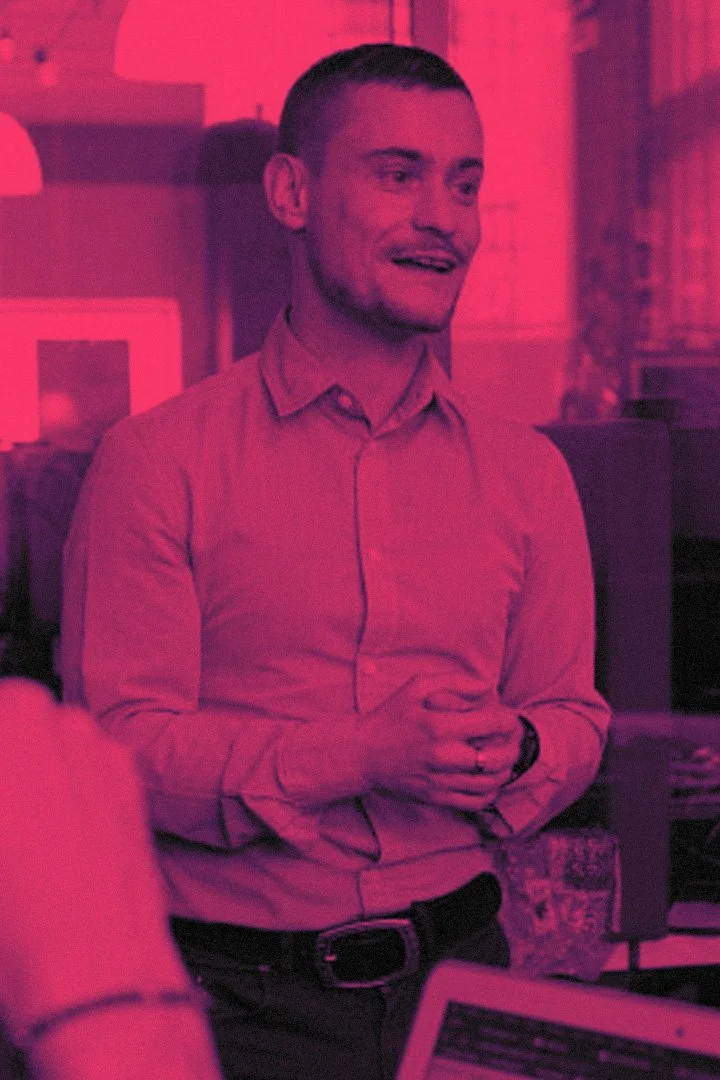 Bertrand Vincent, consultant chez ManagementAndRun, faisant une présentation devant une équipe dans un burreau de travail.