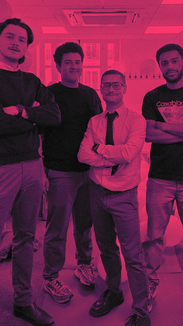 Bertrand Vincent, président de ManagementAndRun, en photo avec trois membres de l’équipe de Panorabanques à l’occasion de l'adoption d'une nouvelle méthode de travail.