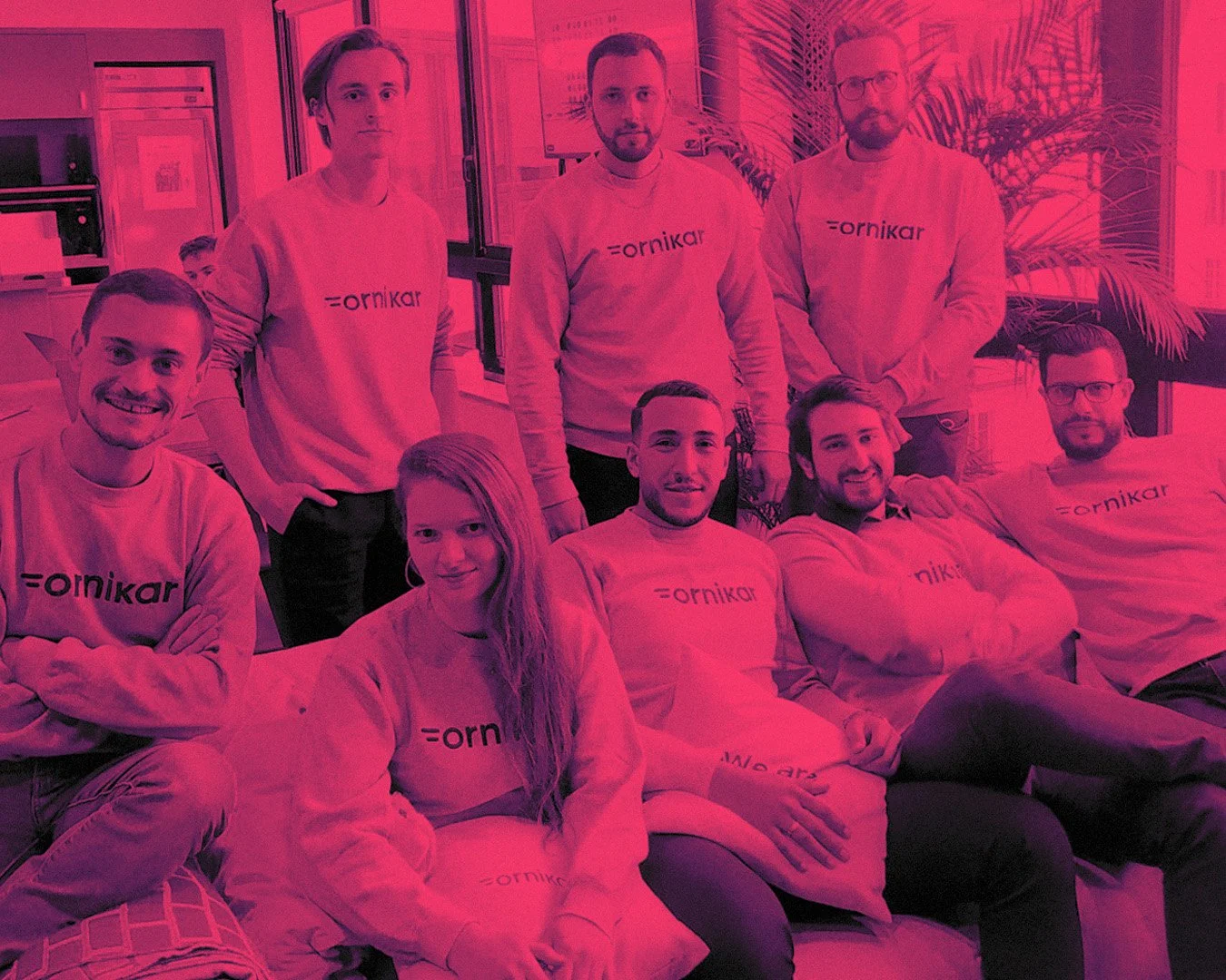 Bertrand Vincent, président de ManagementAndRun, célébrant avec l’équipe d'Ornikar à l’occasion de la réouverture et la mise en place d’une nouvelle méthode de travail.