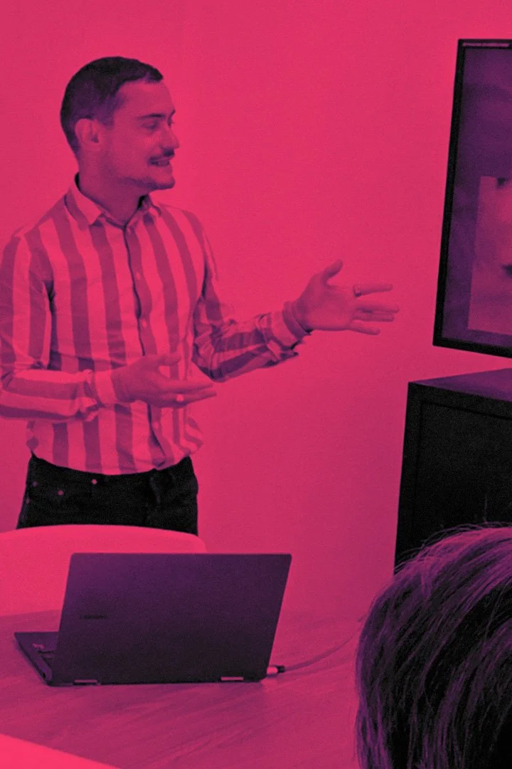 Bertrand Vincent, consultant chez ManagementAndRun, donnant une formation devant l'équipe de Panorabanques.