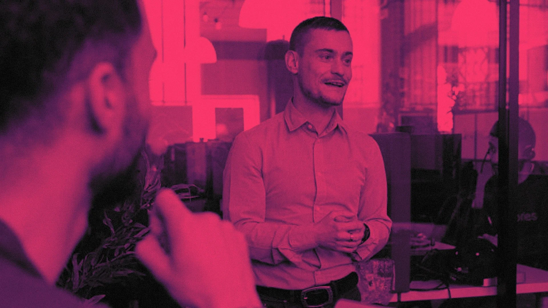 Bertrand Vincent, président de ManagementAndRun, donnant une présentation pour une équipe.