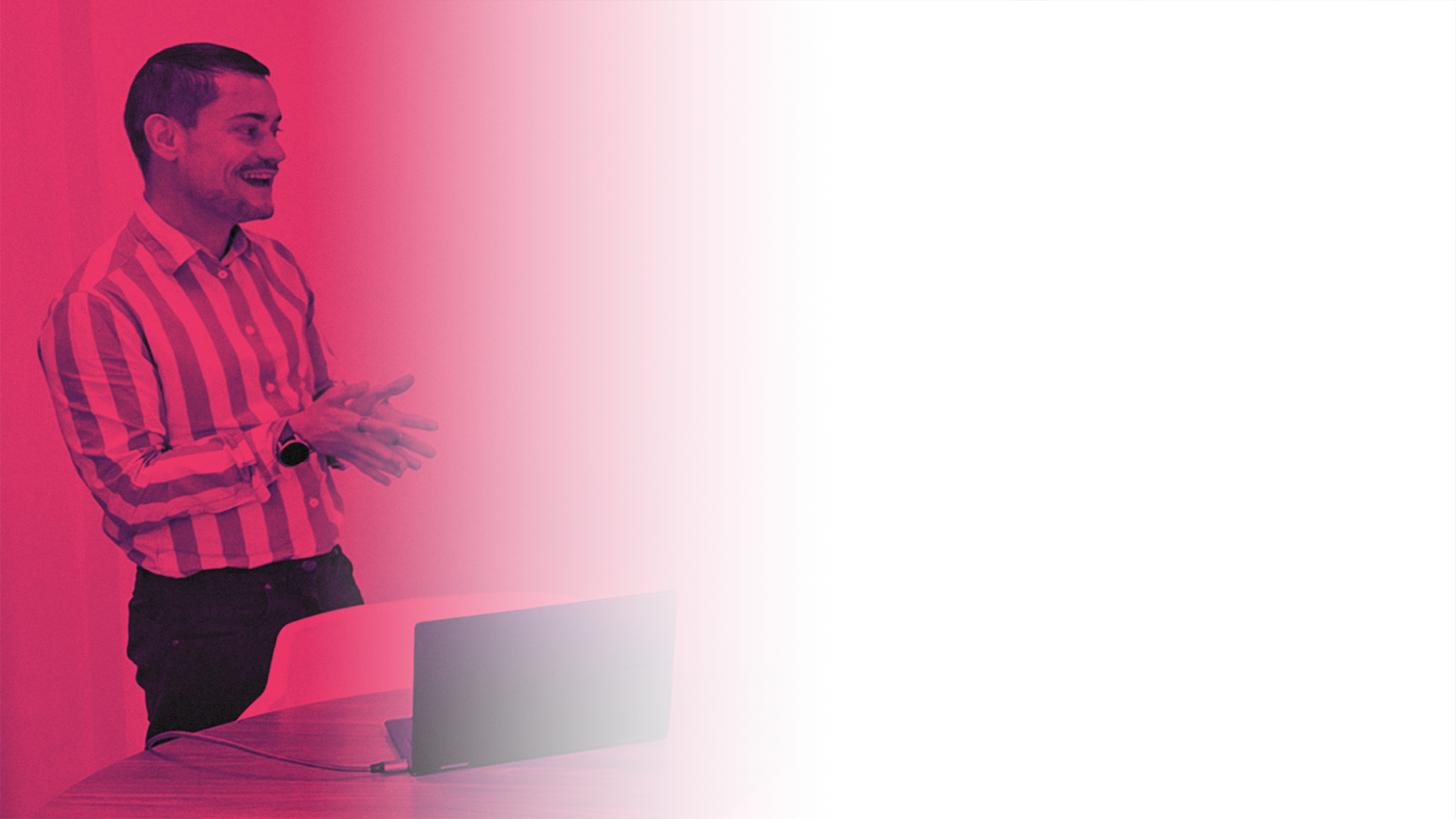 Bertrand Vincent, consultant chez ManagementAndRun, donnant une présentation sourriant pour l'équipe de Panorabanques.