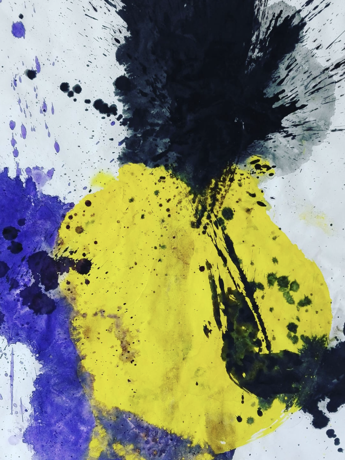 Dipinto astratto con macchie di colore nero, blu, viola e giallo.