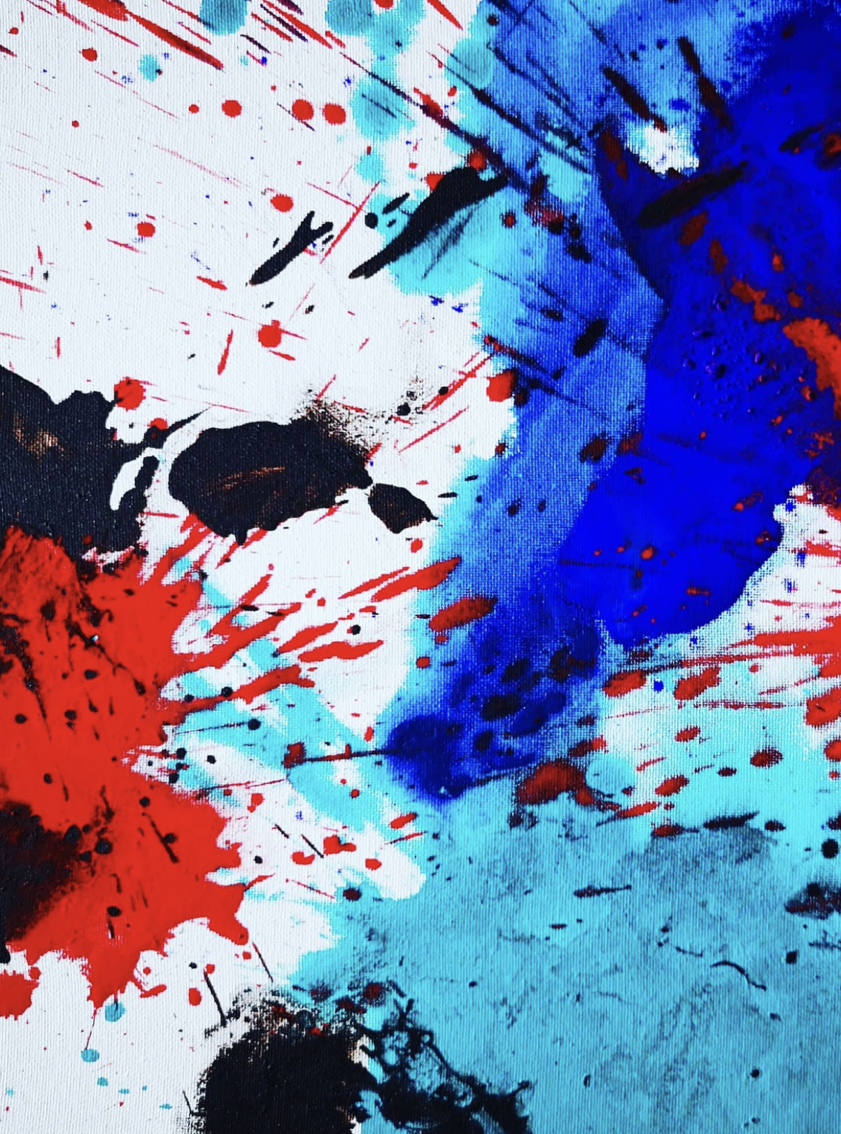 Dipinto astratto con schizzi di vernice rossa, blu, bianca e nera.