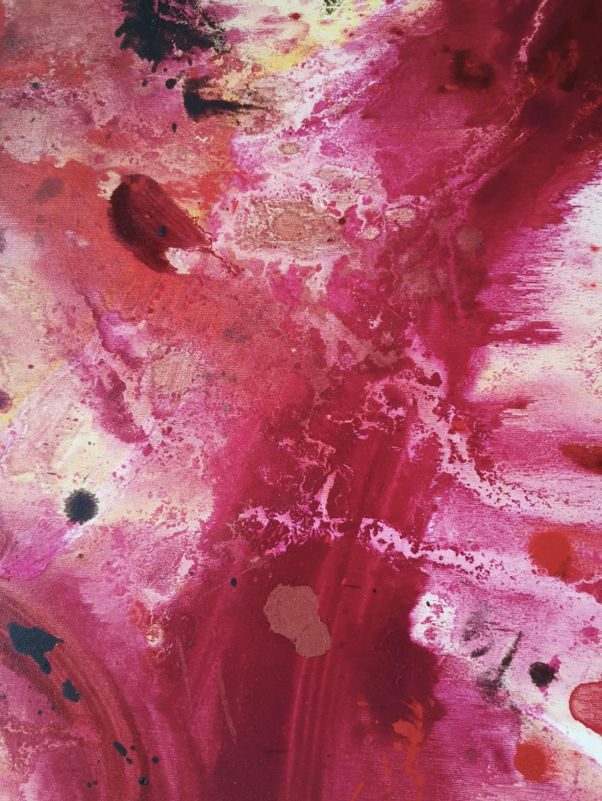 Quadro astratto con tonalità di rosa, rosso e nero con pennellate e schizzi di colore