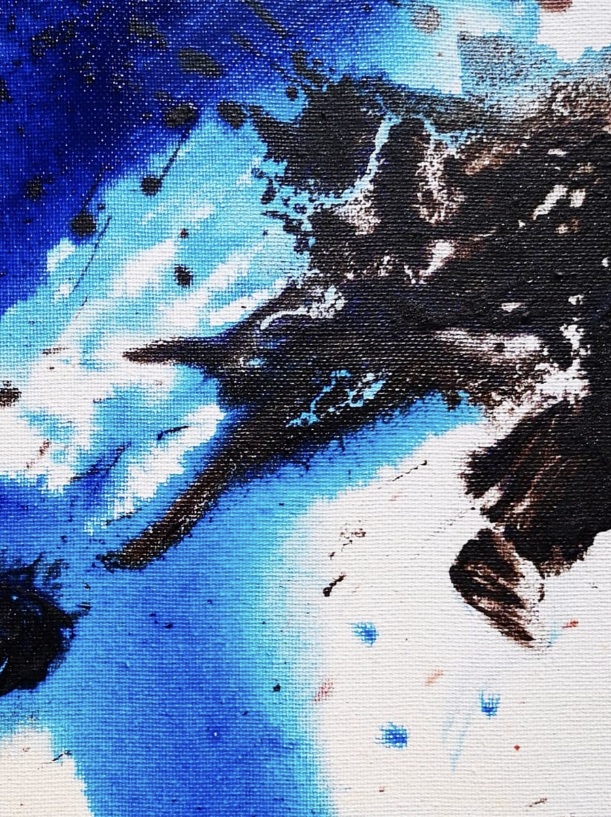 Una scena artistica con colori blu e neri, che sembra un dipinto astratto con dettagli di tubi di plastica o metallo e forme geometriche.