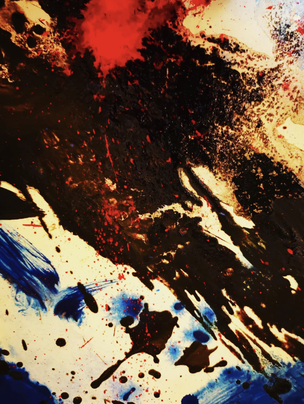 Opere d'arte astratte con macchie di colore nero, rosso, blu e beige su uno sfondo chiaro.