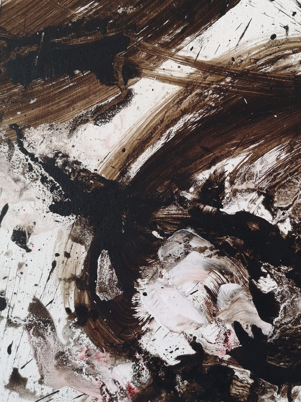 Un dipinto astratto con pennellate nere, marroni e macchie di bianco e rosa, con texture e movimento