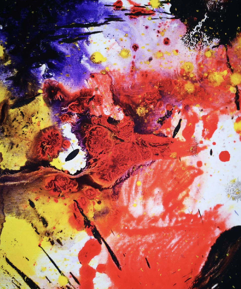 Un'opera d'arte astratta con spruzzi di colori vivaci come rosso, giallo, viola, e nero