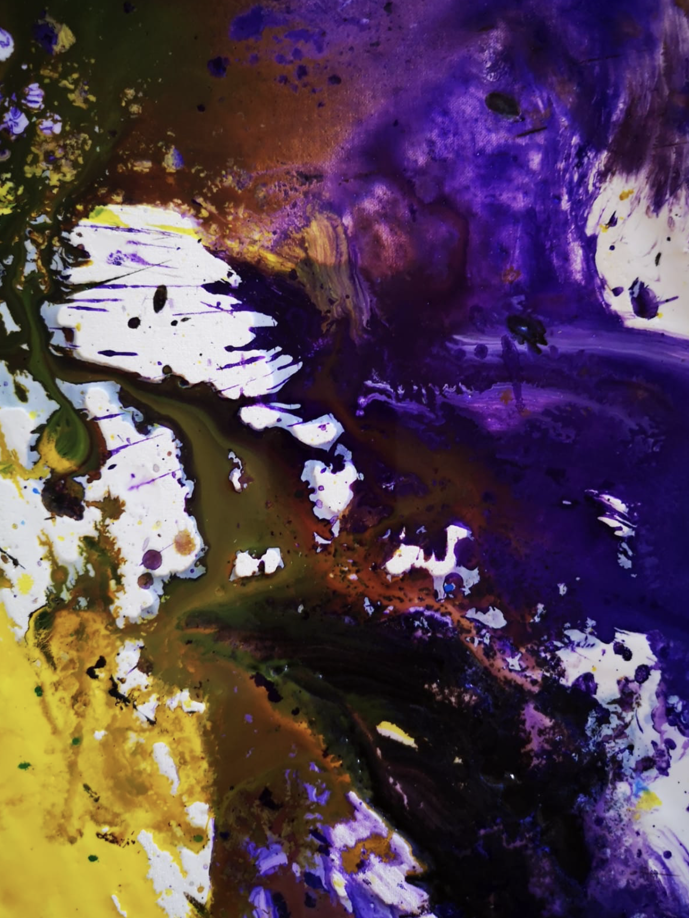 Un dipinto astratto con colori vivaci come viola, giallo, verde e nero, con forme fluide e schizzi di vernice.