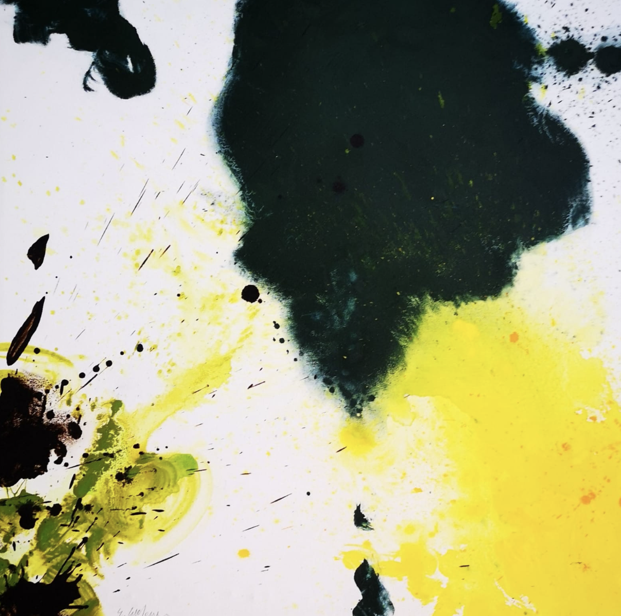 Dipinto astratto con spruzzi di vernice nera, gialla e verde su sfondo bianco.
