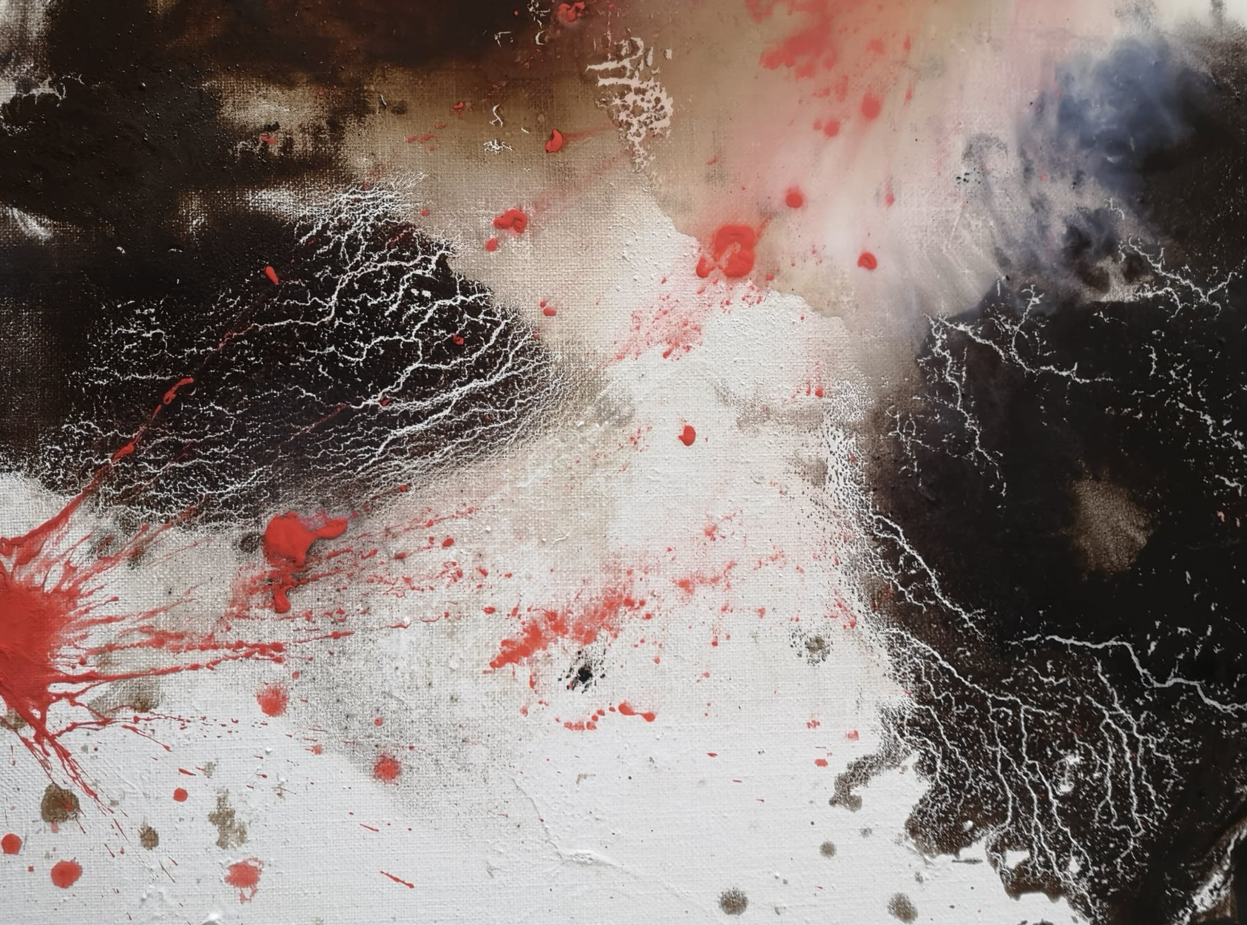 Dipinti astratti con colori nero, bianco e rosso, con effetti di spruzzi e linee che ricordano scariche elettriche.