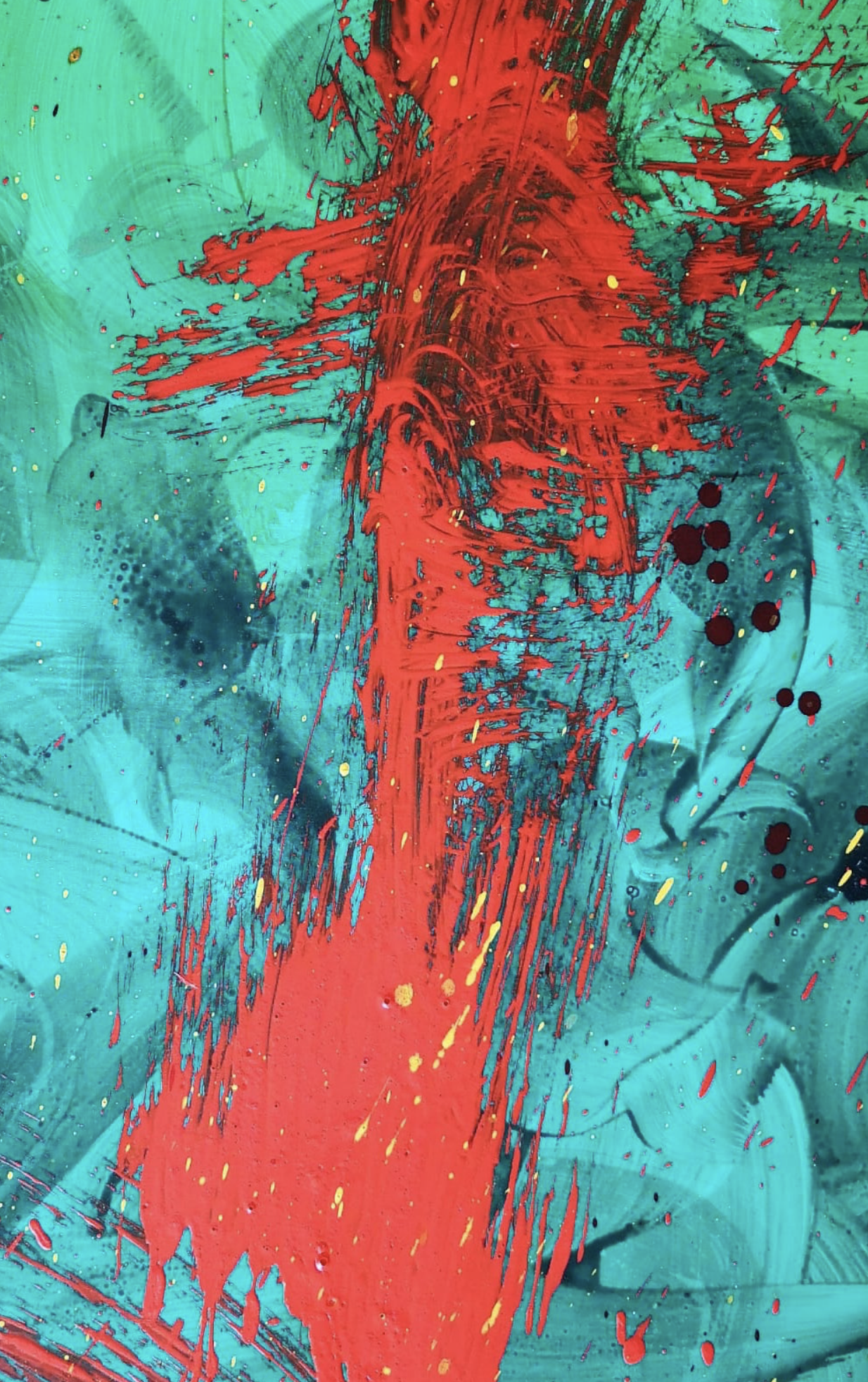 Dipinto astratto con sfondo blu con schizzi di rosso e giallo, e alcune macchie nere