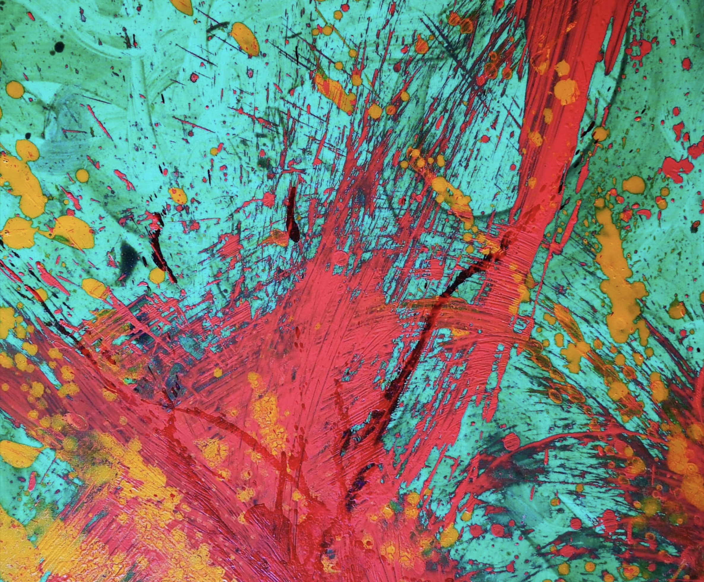 Dipinto astratto con spruzzi di vernice in tonalità di blu, rosso, giallo e nero.