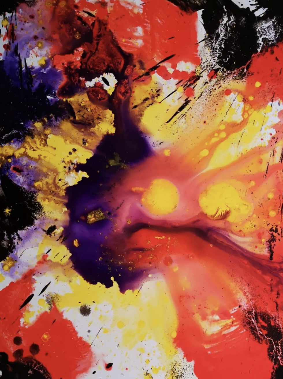 Dipinto astratto con colori vivaci come rosso, giallo, viola e nero, che formano un volto umanizzato con occhi gialli e una bocca, in stile espressionista.