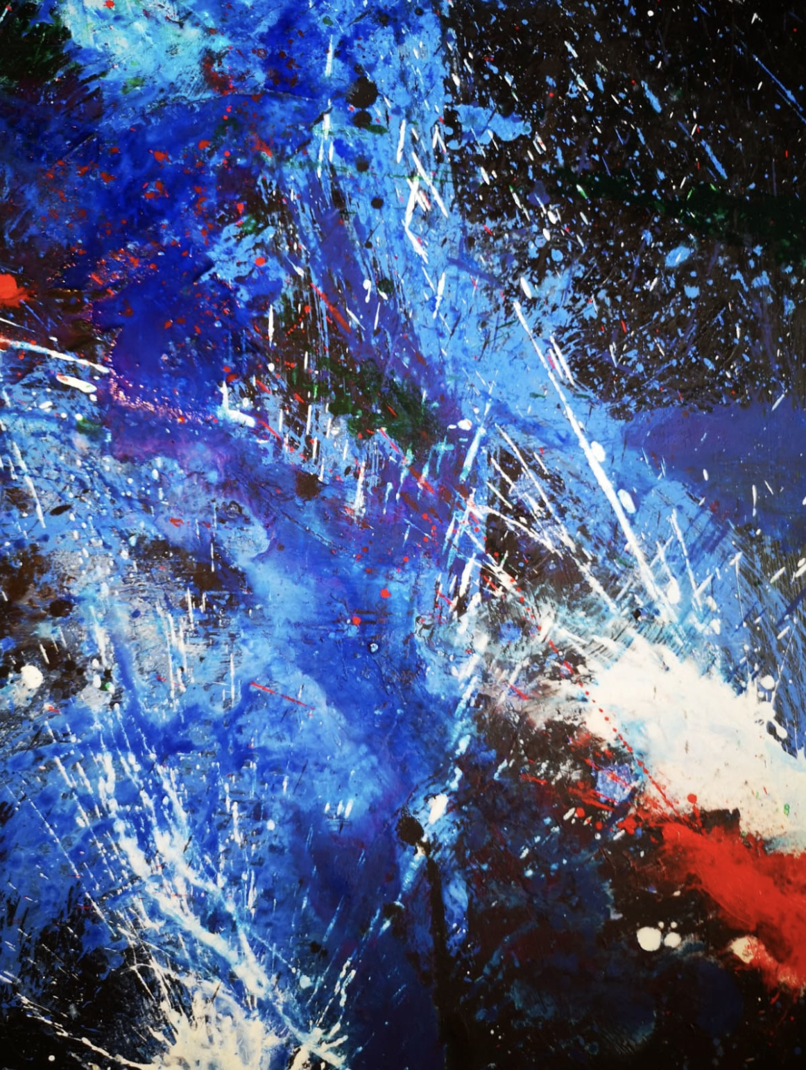 Dipinto astratto con predominanza di colori blu, nero, bianco e alcuni tocchi di rosso e verde, con schizzi e venature diverse.