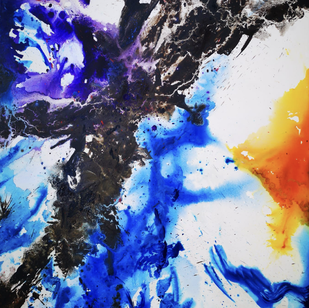 Un dipinto astratto con schizzi di colore azzurro, viola, nero, giallo e arancione su sfondo bianco.