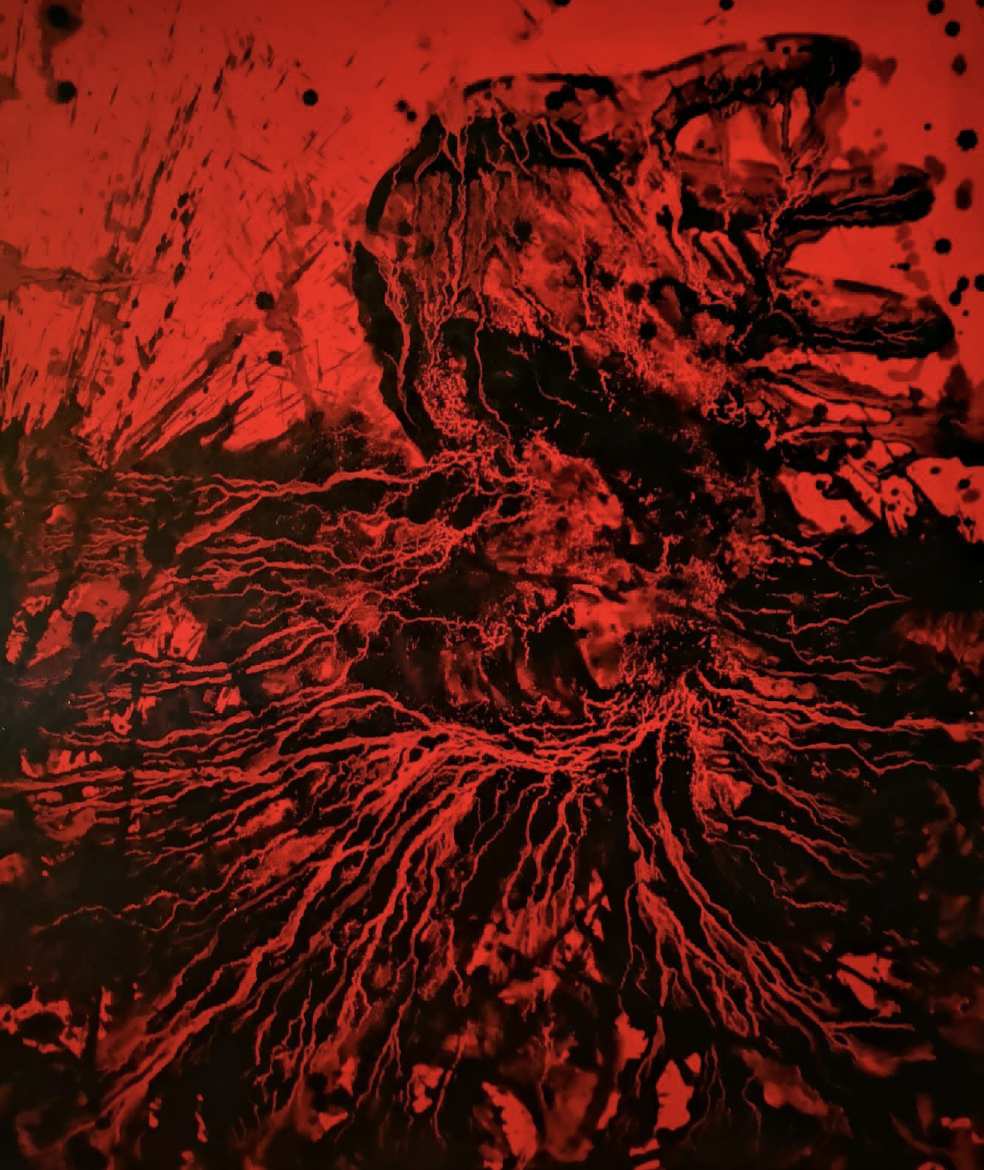 Immagine astratta con linee nere e rosse che formano una figura centrale simile a un albero o un neurone, con un effetto di esplosione o disperso.