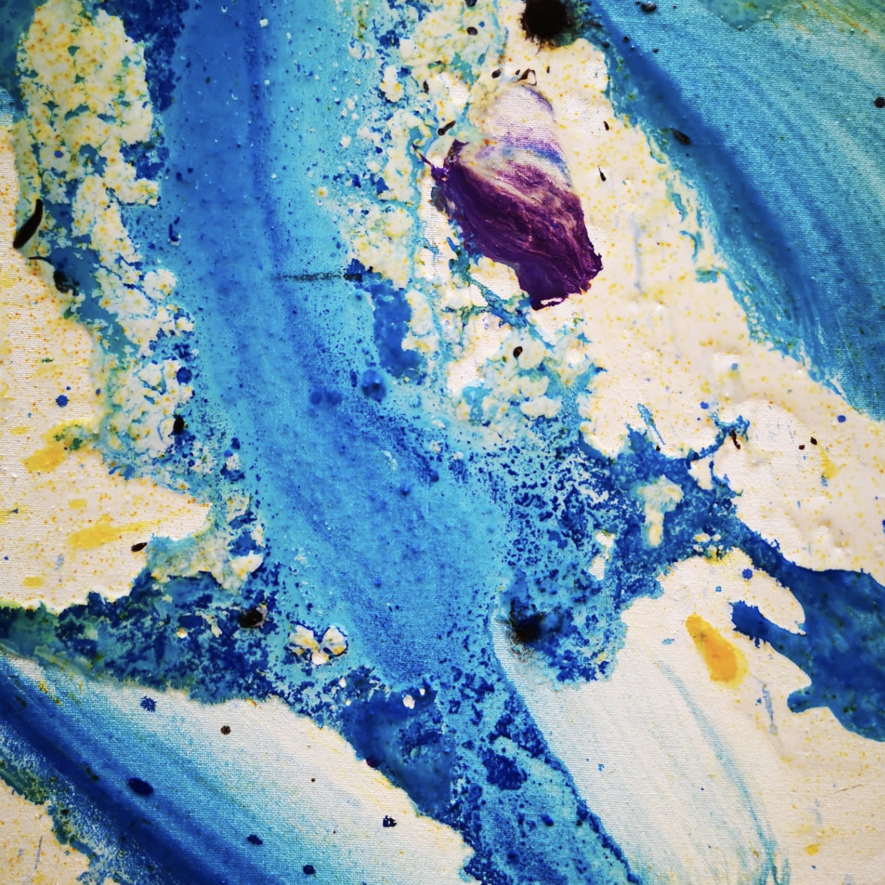 Tocco di colori a mescolanza di blu, giallo e viola con texture astratta.