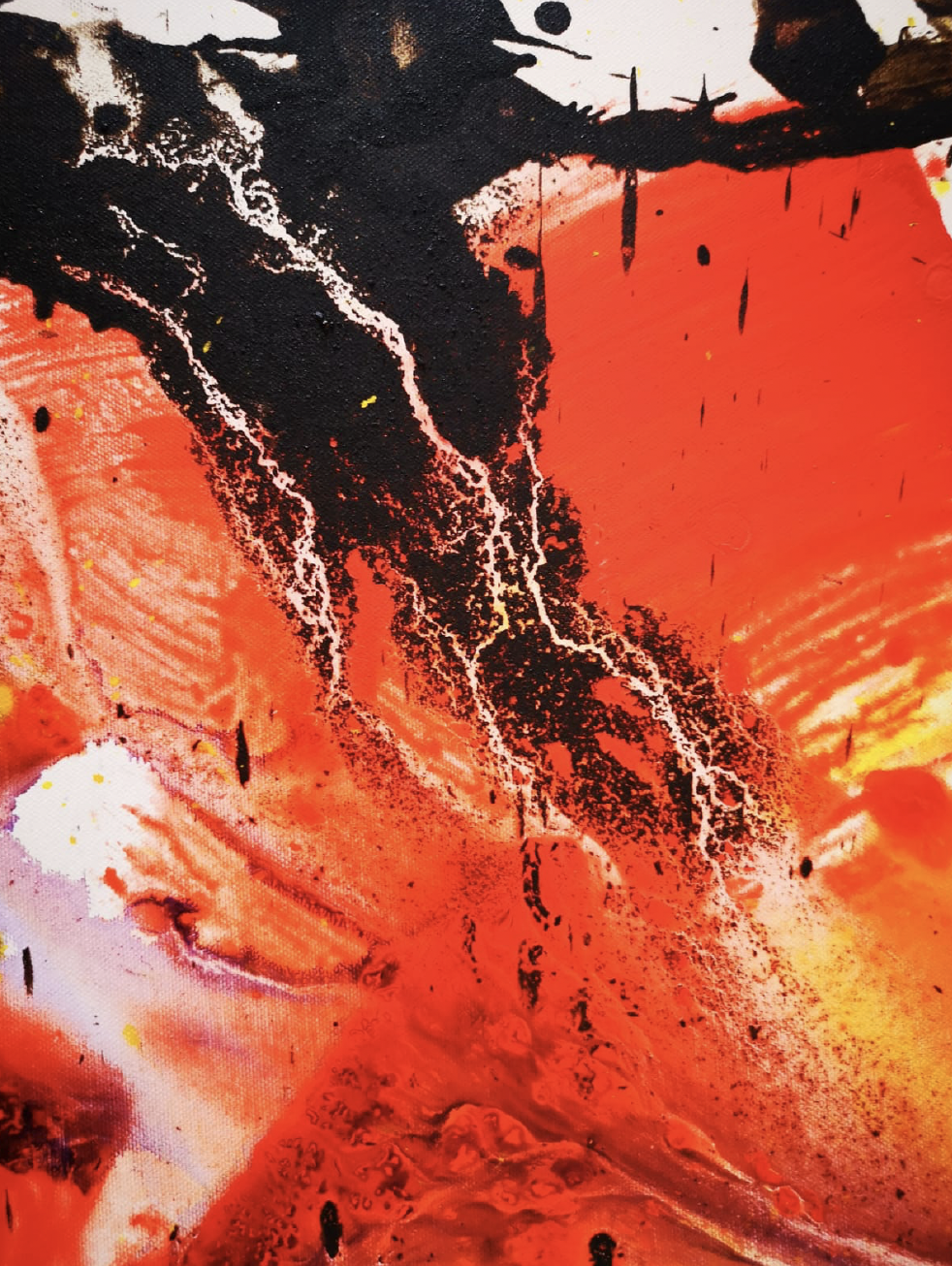 Un'opera d'arte astratta con colori caldi come rosso, arancione e giallo, con tracce di nero e dettagli grafici sparsi.