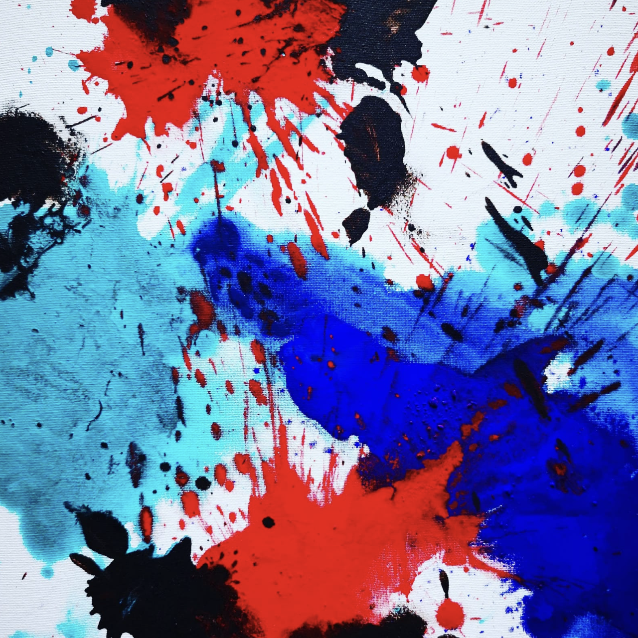 Dipinto astratto con schizzi di vernice rossa, blu, nera e rossa su sfondo bianco.
