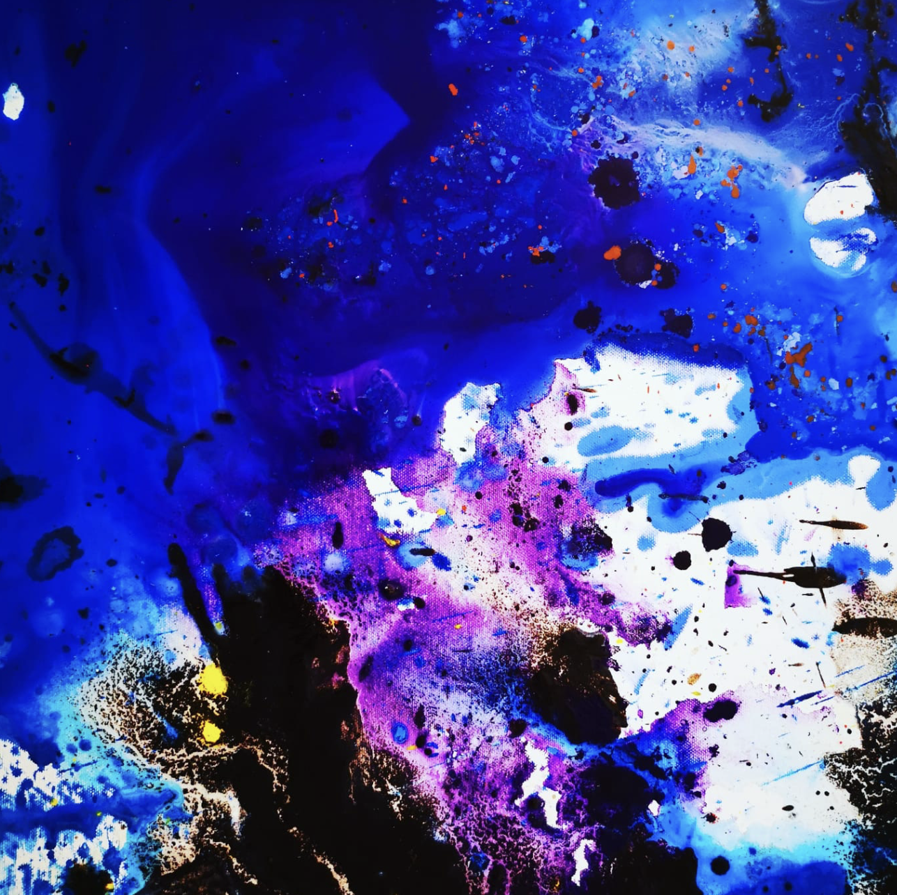 Una dipinto astratto con colori predominanti blu, viola, nero, con spruzzi di rosso, bianco e giallo.