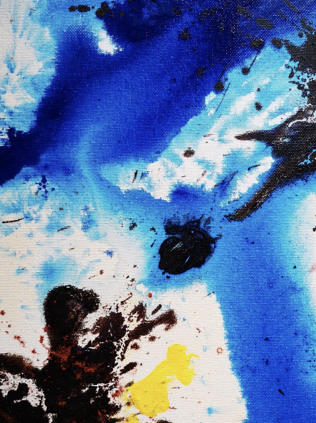 Dipinto astratto con macchie di blu, nero, giallo e rosso.