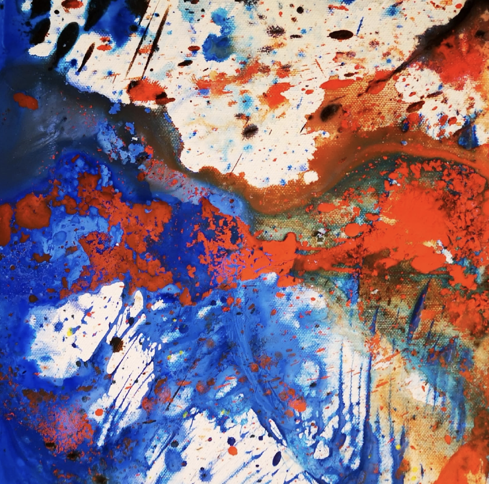 Dipinto astratto con macchie e spruzzi di colori vivi come blu, rosso, arancione, e bianco, con tonalità mescolate e sovrapposte.