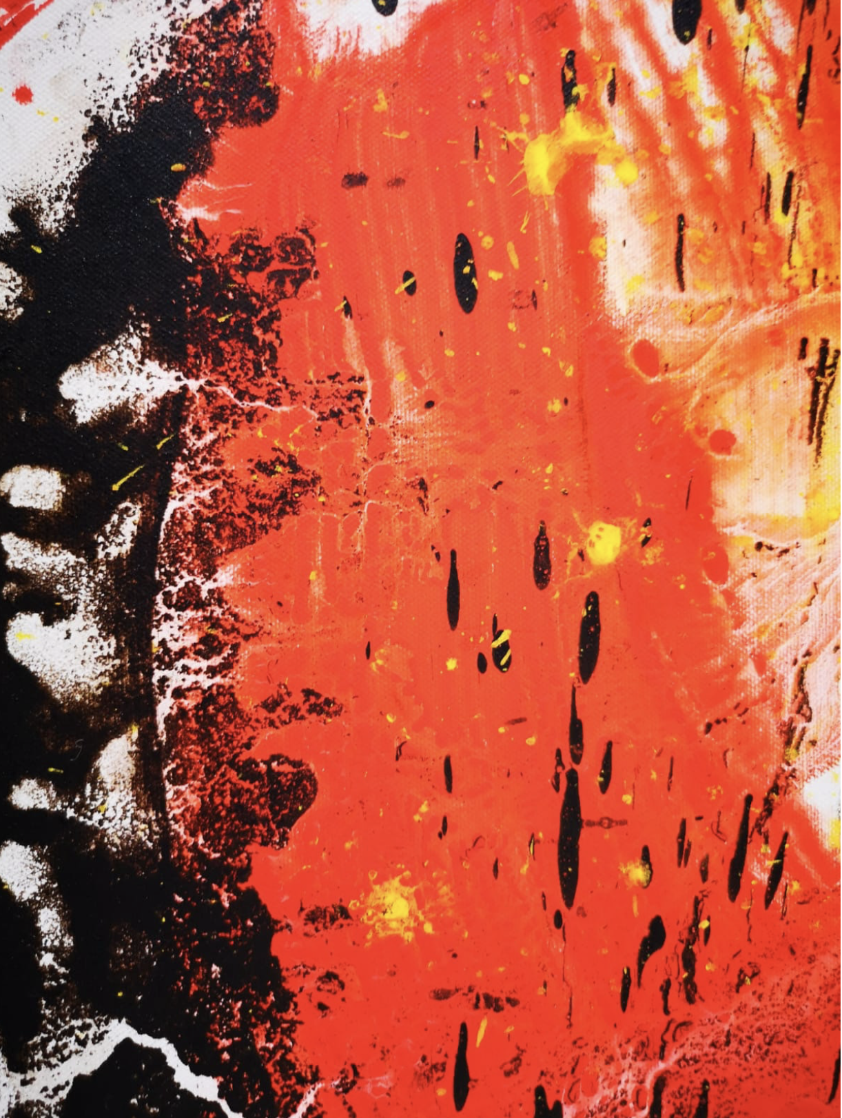 Un dipinto astratto con colori vivaci, principalmente rosso, nero e giallo, con splatter e linee irregolari.