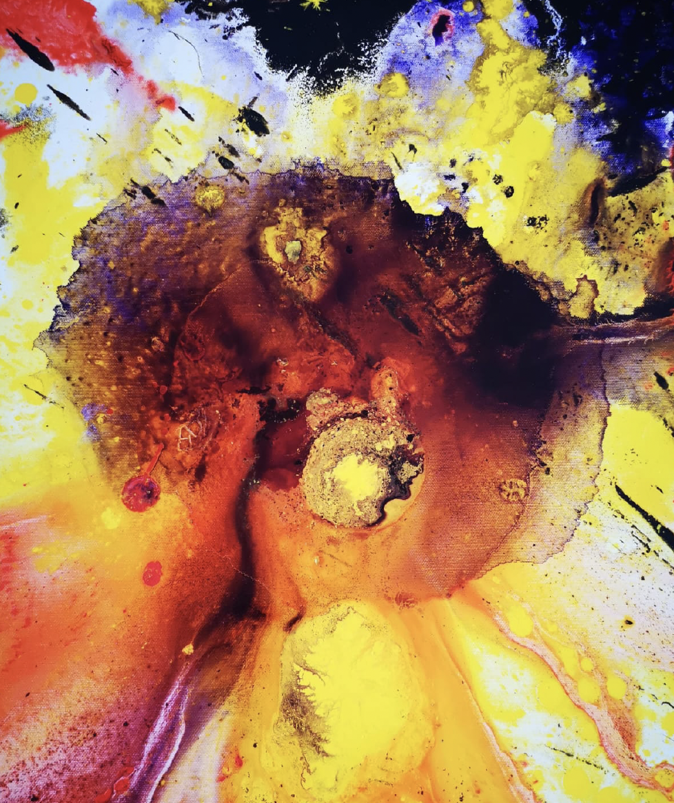 Un'opera di pittura astratta con colori vivaci come rosso, giallo, nero, viola, e abbondanti spruzzi e macchie.
