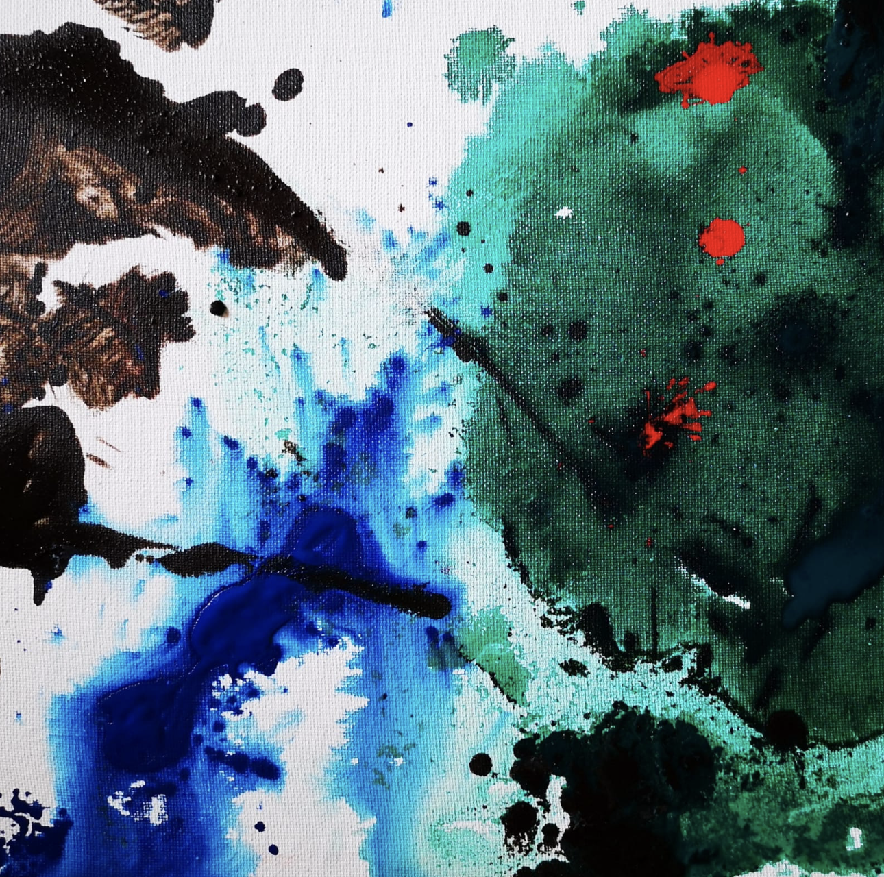 Dipinto astratto con spruzzi di vernice in colori verde, blu, nero, rosso e marrone su una tela bianca.