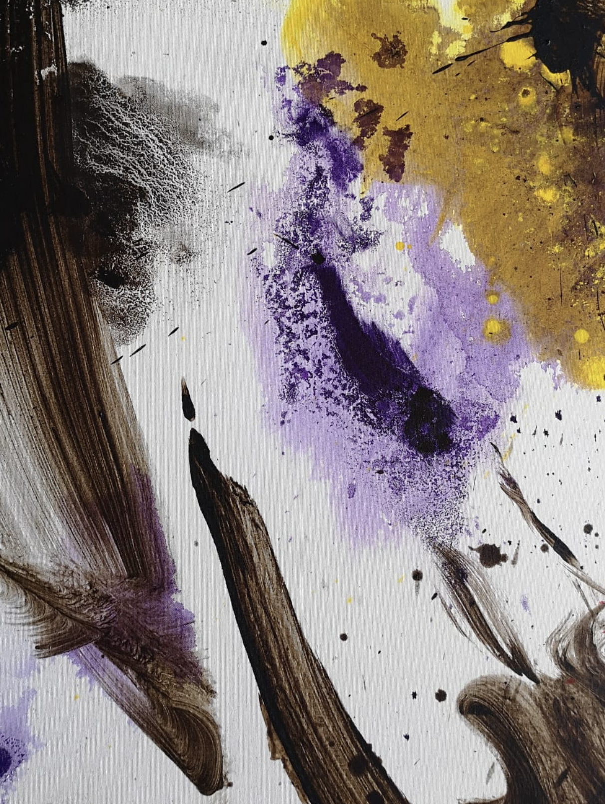 Dipinto astratto con macchie di colore viola, giallo, nero e marrone, con pennellate fluide e schizzi.