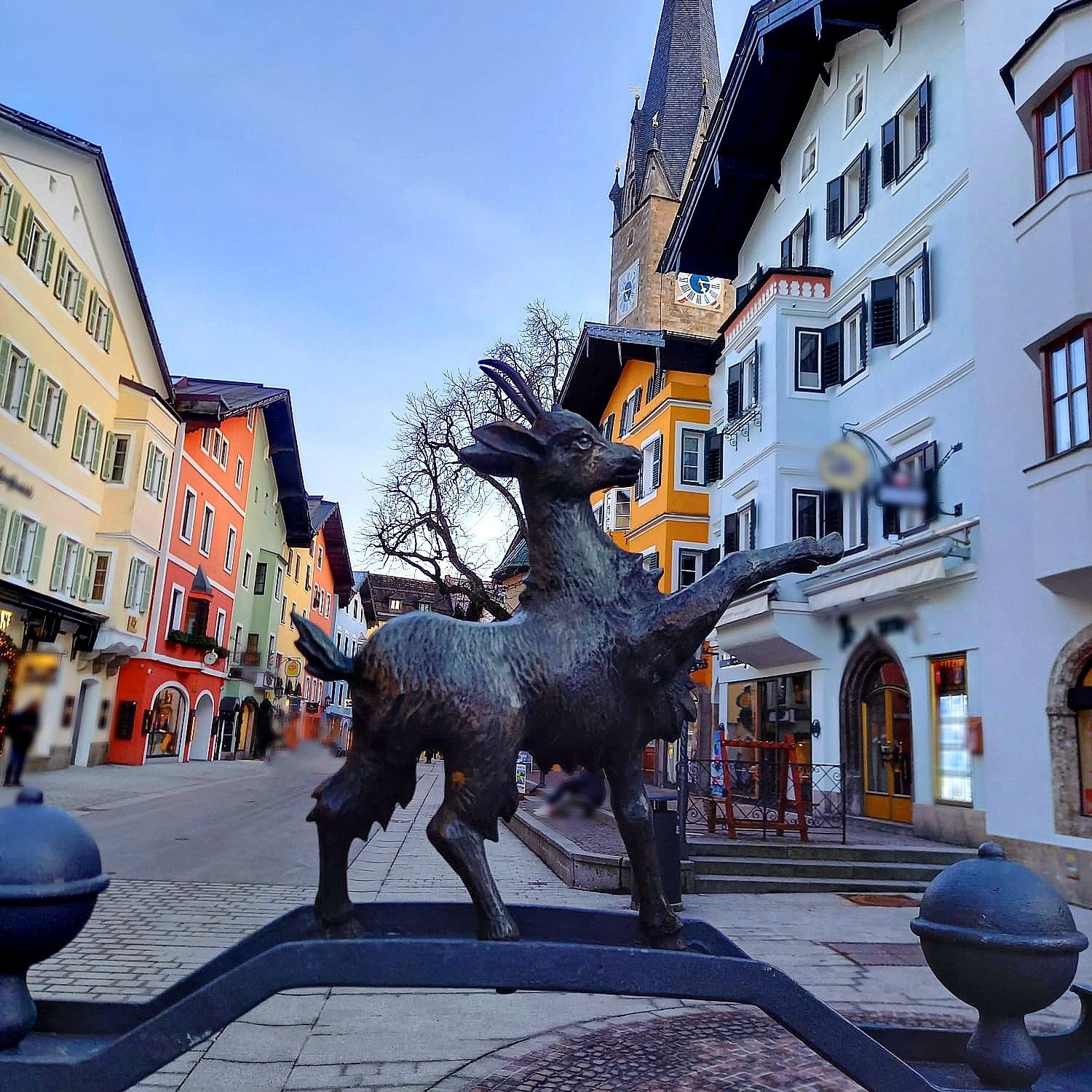 Ein vertrauter Anblick im Herzen von Kitzb&uuml;hel! 🏔️

Wer durch die Kitzb&uuml;heler Innenstadt spaziert, kommt an ihr kaum vorbei &ndash; doch nur wenige wissen, woher sie eigentlich stammt: Diese markante Bronzeskulptur in der Fu&szlig;g&auml;n