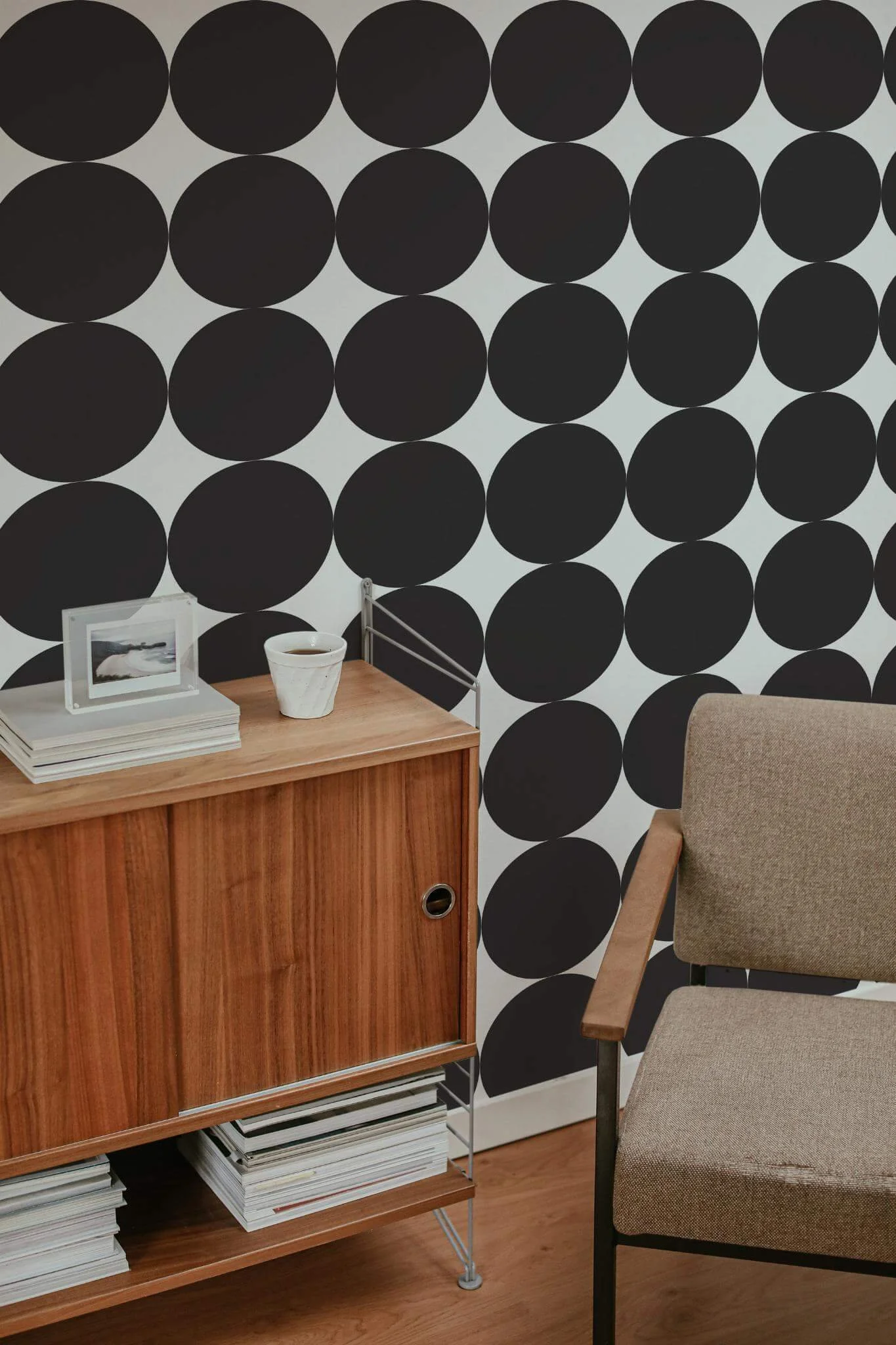 bold-circle-removable-wallpaper-in-mid-century-style-living-room.jpg