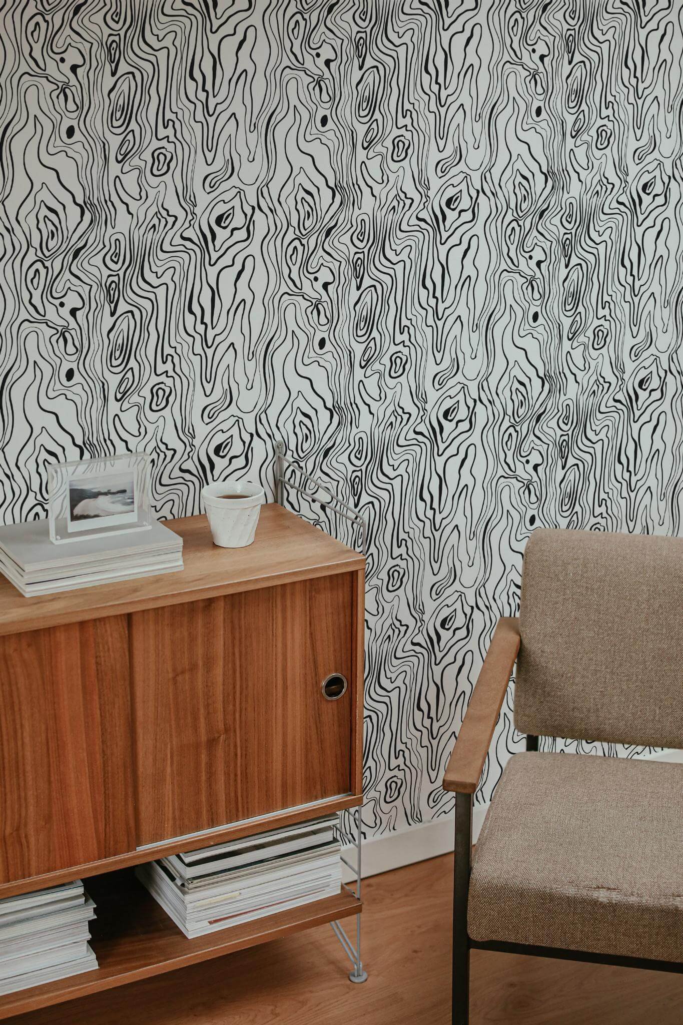 wood-pattern-removable-wallpaper-in-mid-century-style-living-room.jpg
