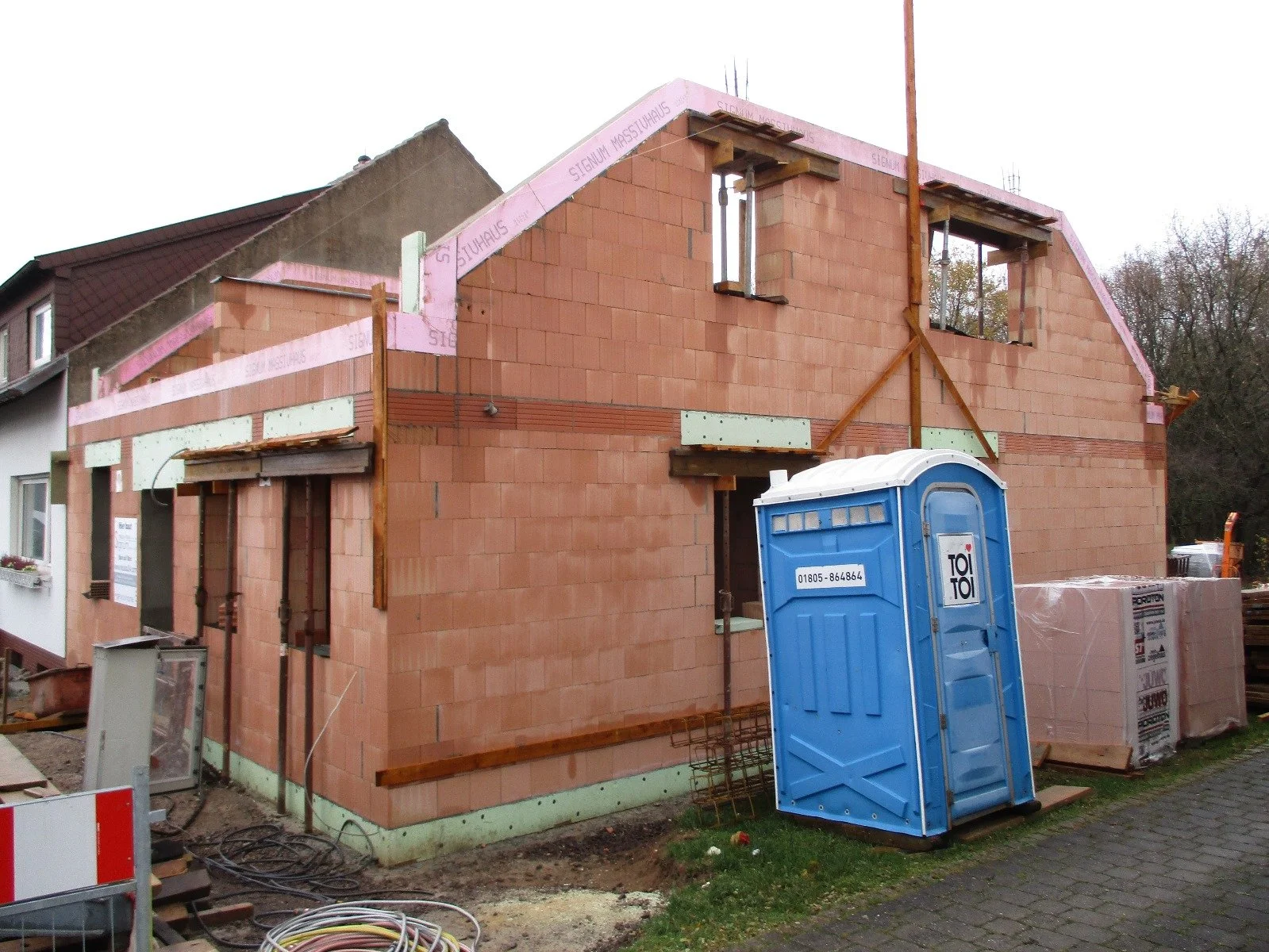 Pläne für den Hausbau im Bau.