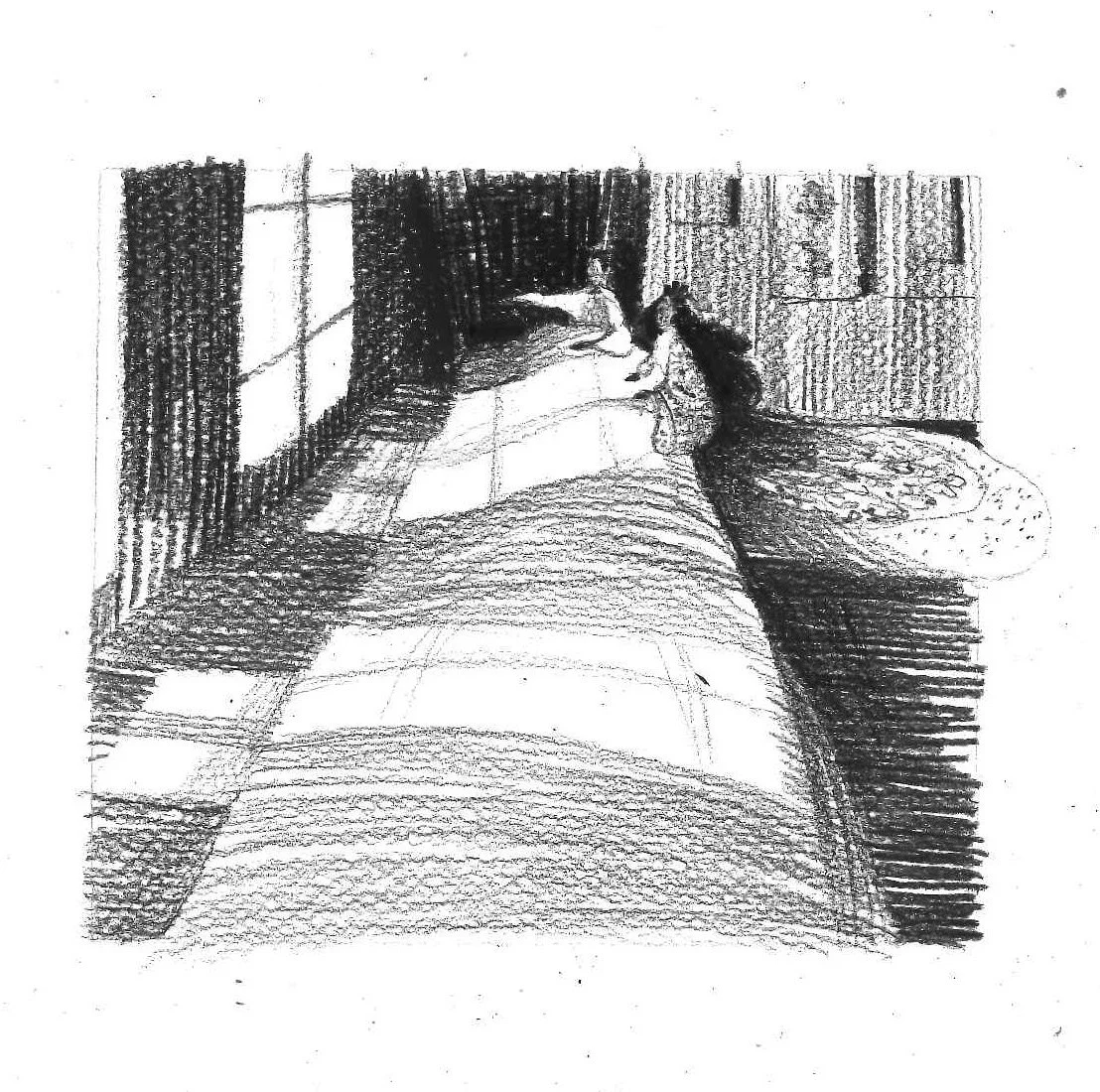 Schizzo in bianco e nero di una stanza vista dall'alto, con divano, pareti con quadri, tavolo e una sedia.