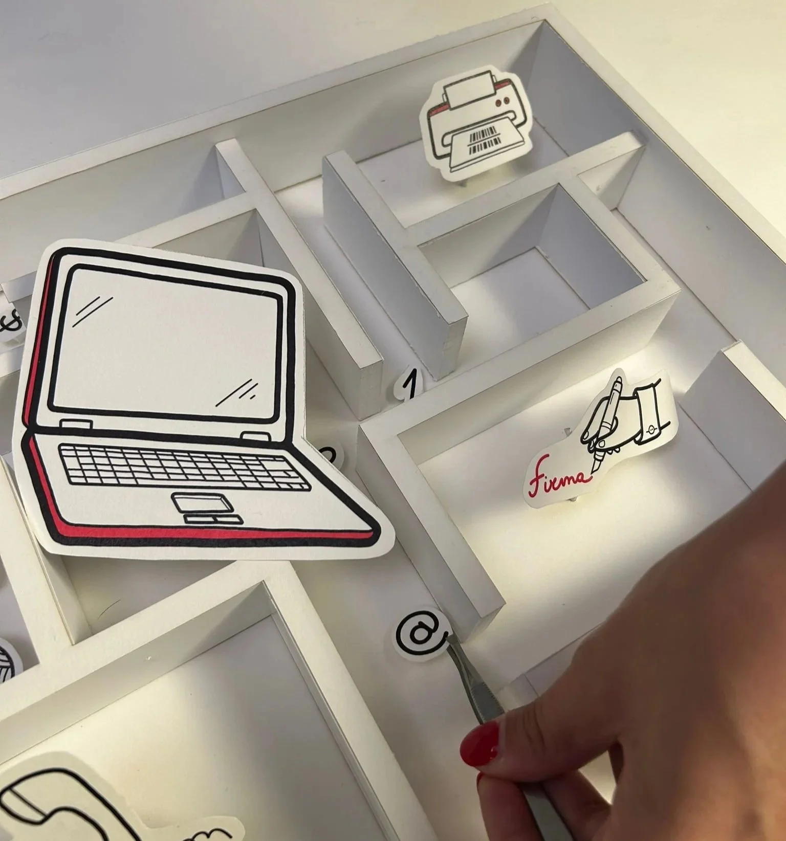 Diagramma interattivo con elementi illustrativi di un computer, una firma, e lavagne a gesso, con un dito che punta su un simbolo di '@'.