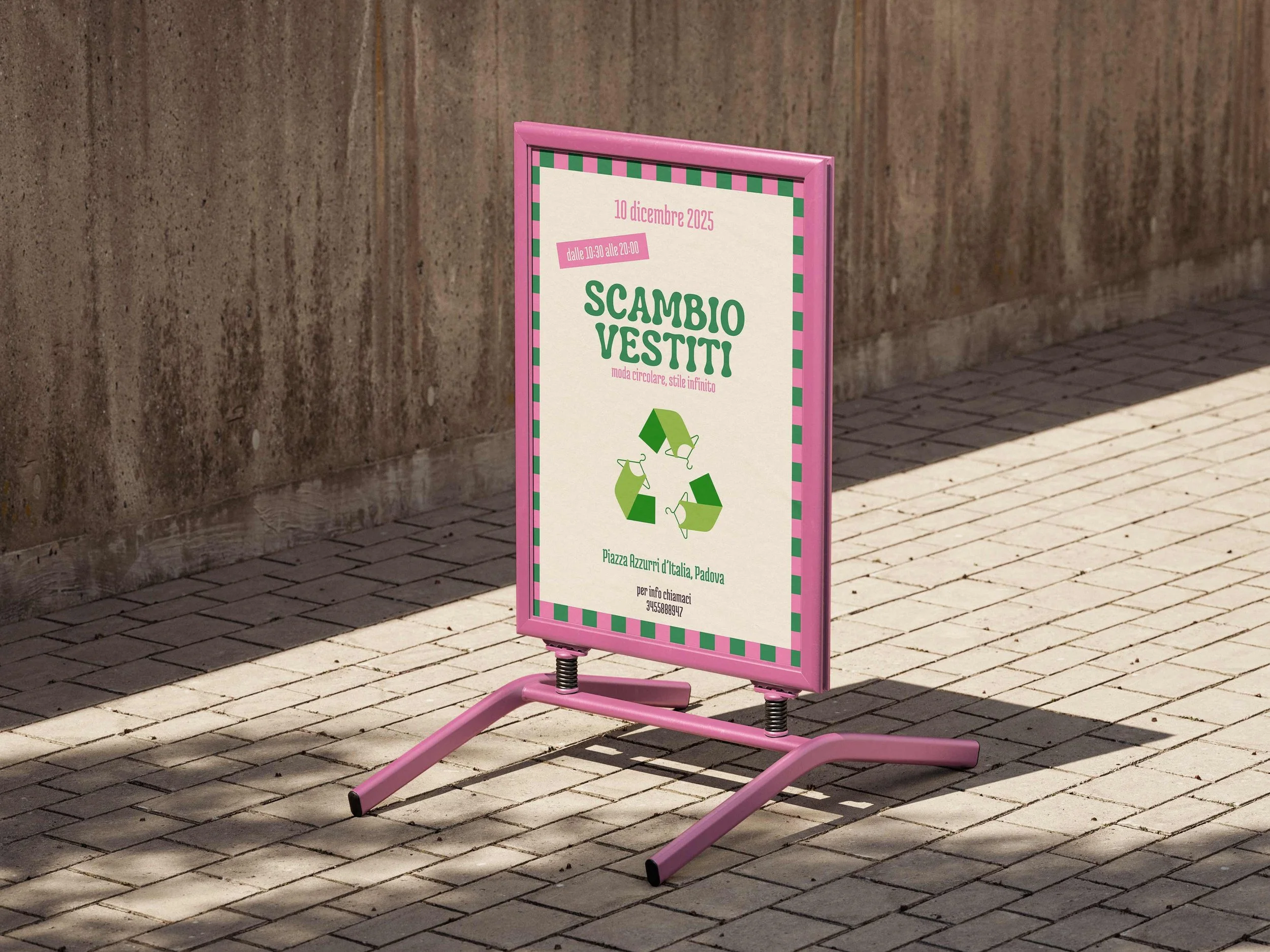 Cartellone rosa che pubblicizza uno scambio di vestiti con il testo in italiano, in piazza a Padova, con un'icona di tre triangoli verdi riciclati.