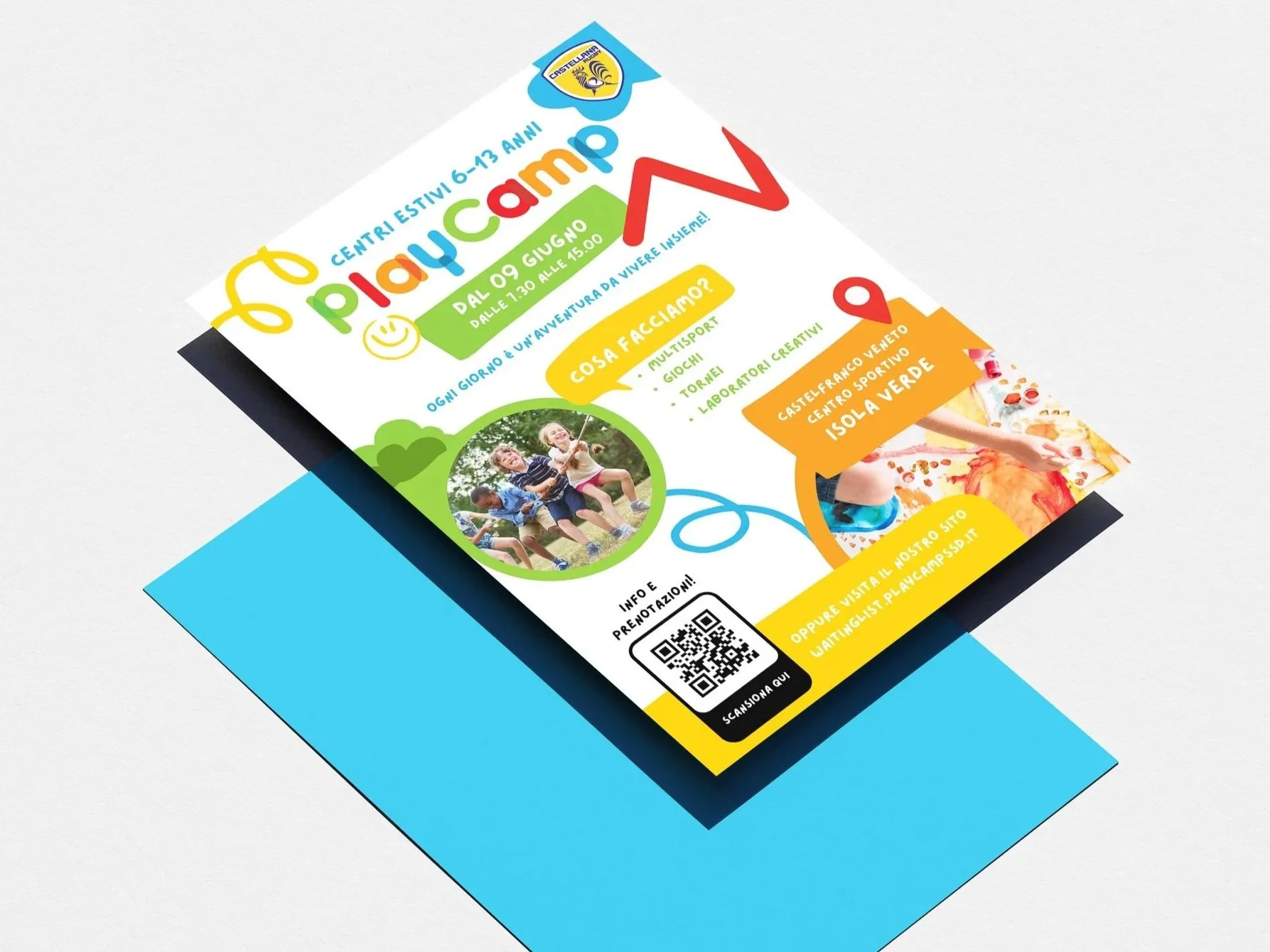 Volantino pubblicitario per un campo estivo per bambini dai 6 ai 13 anni, con dettagli sulla data, le attività e il luogo, include un'immagine di bambini felici che giocano e un codice QR per ulteriori informazioni.